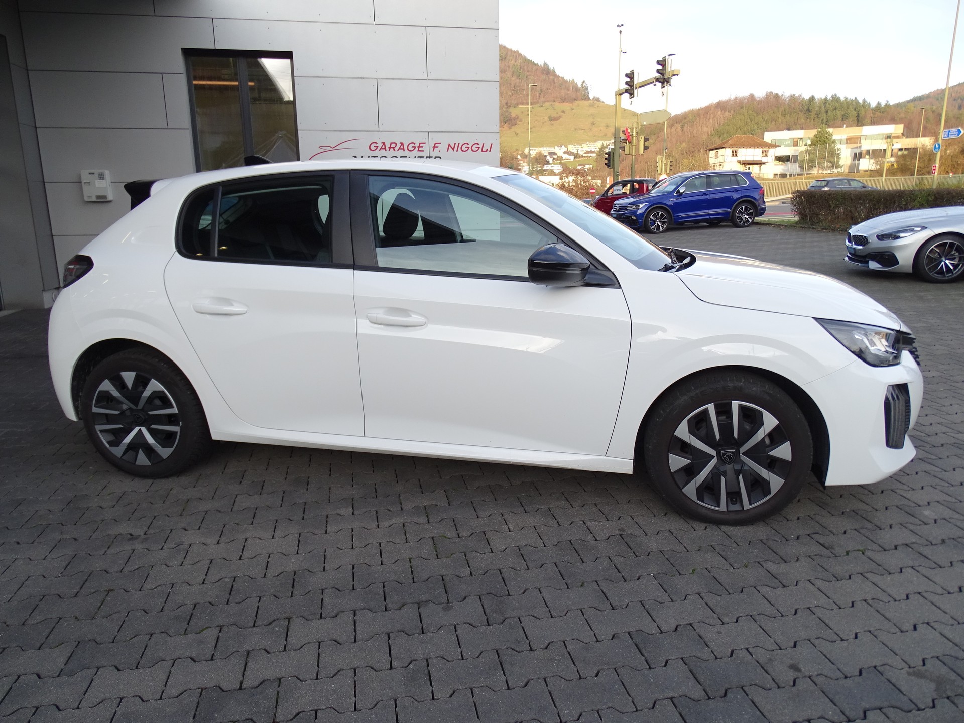 PEUGEOT 208 1.2 PureTech Active EAT8-showroom-element-3