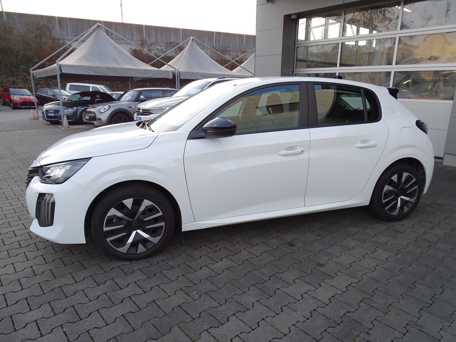 PEUGEOT 208 1.2 PureTech Active EAT8-image-15