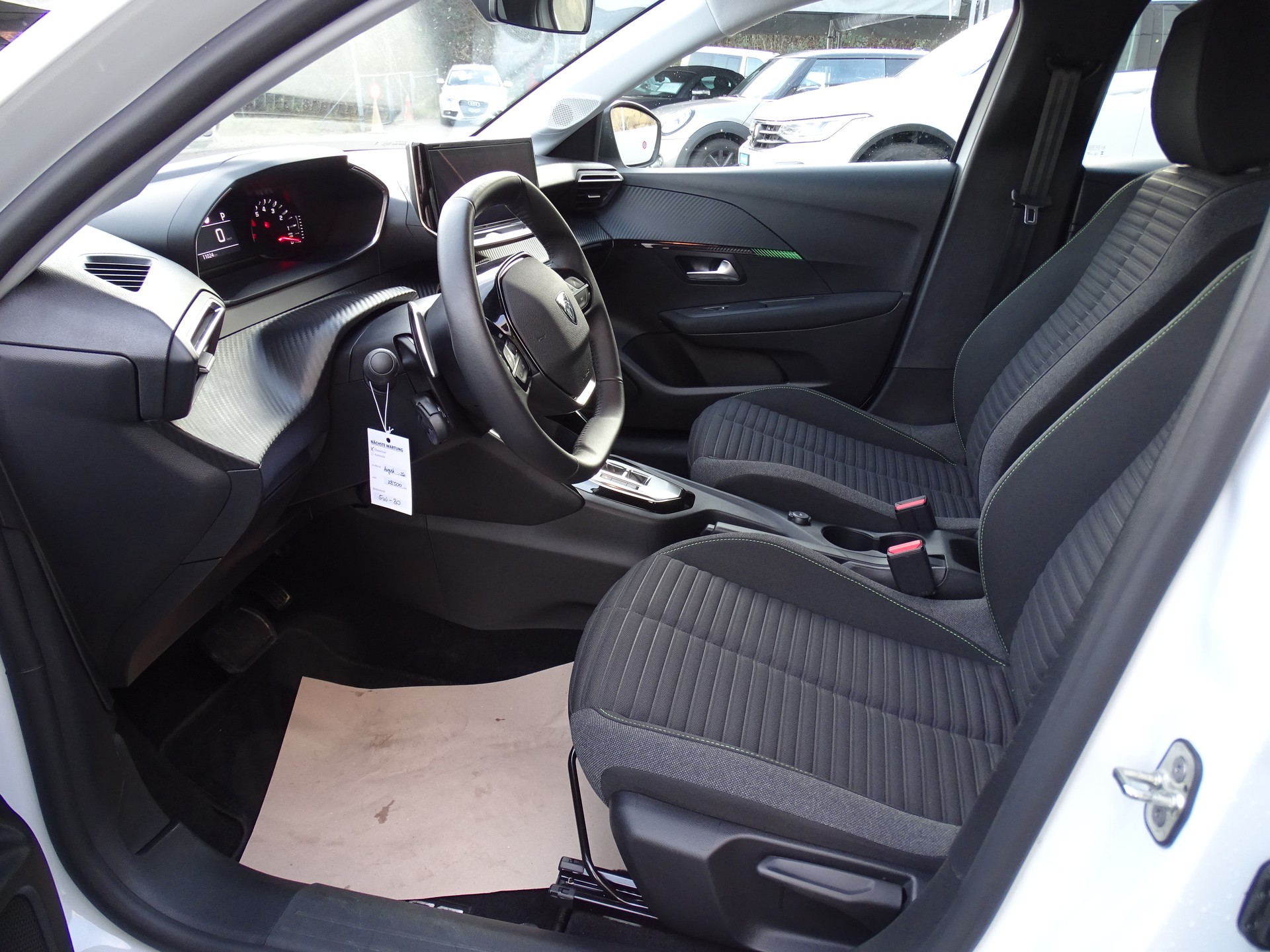 PEUGEOT 208 1.2 PureTech Active EAT8-image-19