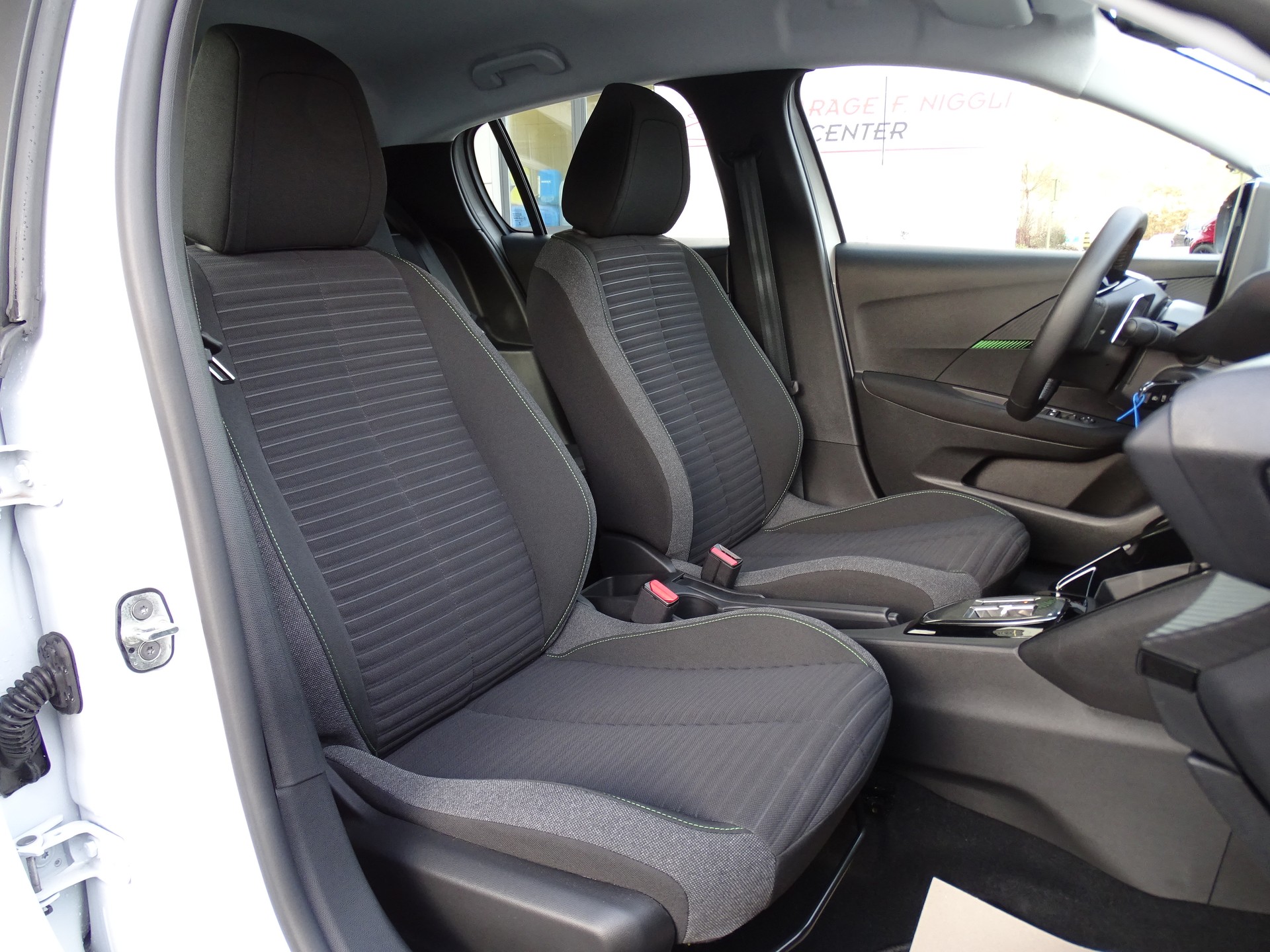 PEUGEOT 208 1.2 PureTech Active EAT8-image-21