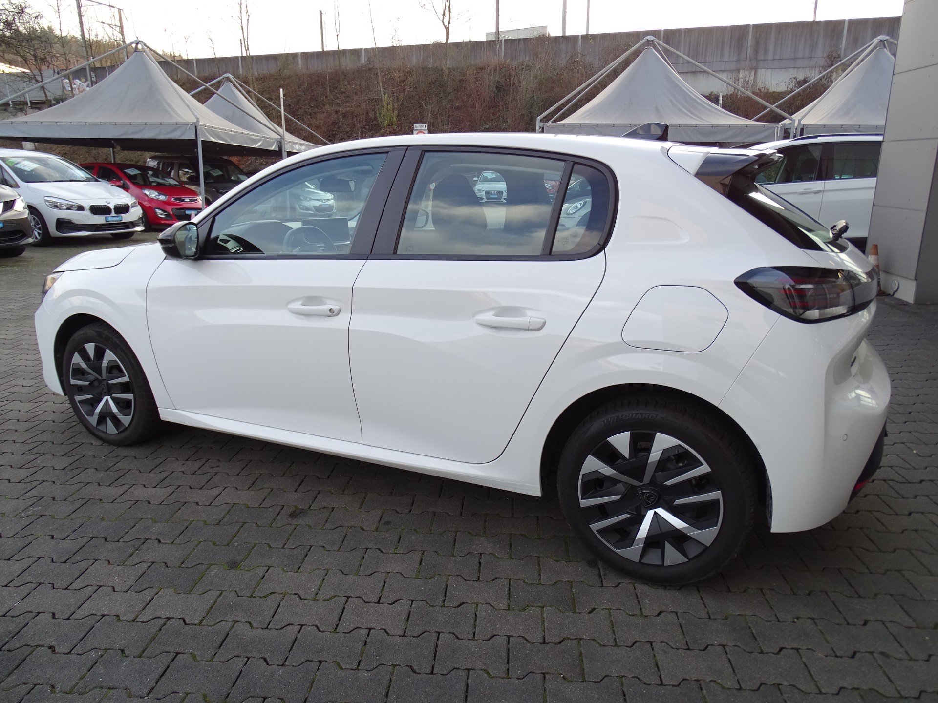 PEUGEOT 208 1.2 PureTech Active EAT8-image-12