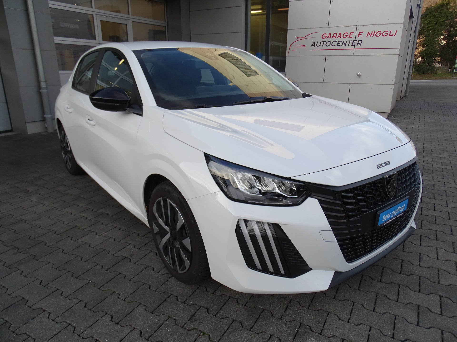 PEUGEOT 208 1.2 PureTech Active EAT8
