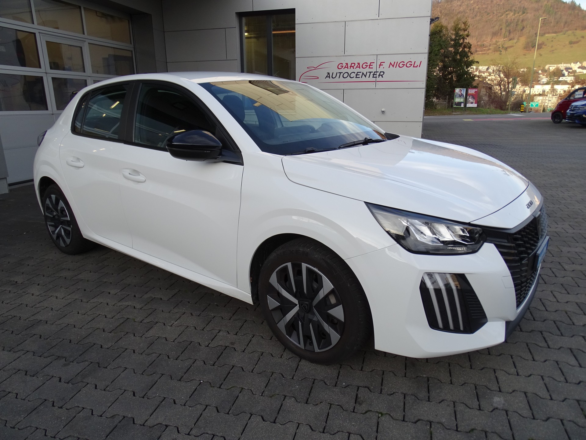 PEUGEOT 208 1.2 PureTech Active EAT8-showroom-element-1