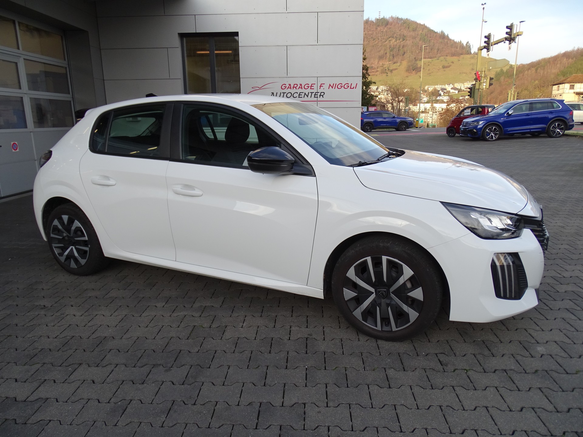 PEUGEOT 208 1.2 PureTech Active EAT8-showroom-element-2