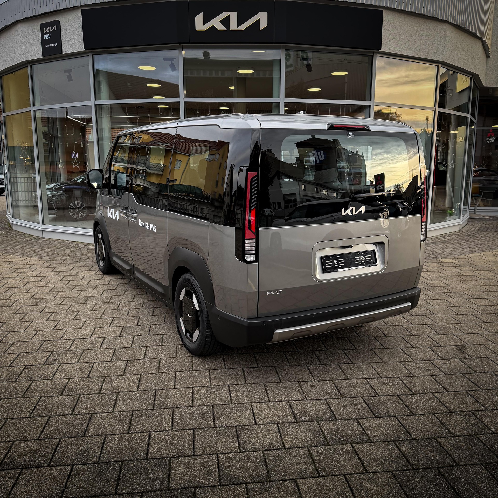 KIA PV5 Passenger 71.2 kWh Elite-image-1