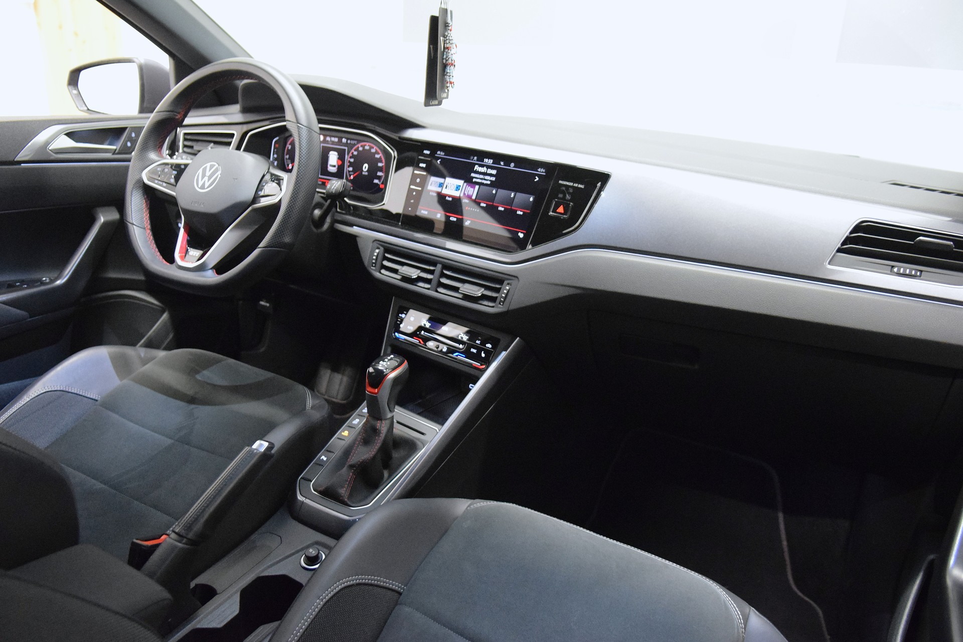 VW Polo 2.0 TSI GTI DSG-image-10