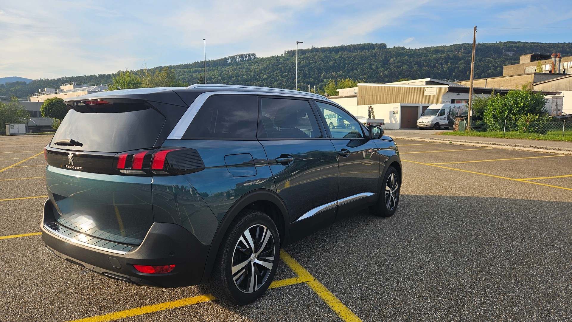 PEUGEOT 5008 1.2 Pure Tech Active-image-1