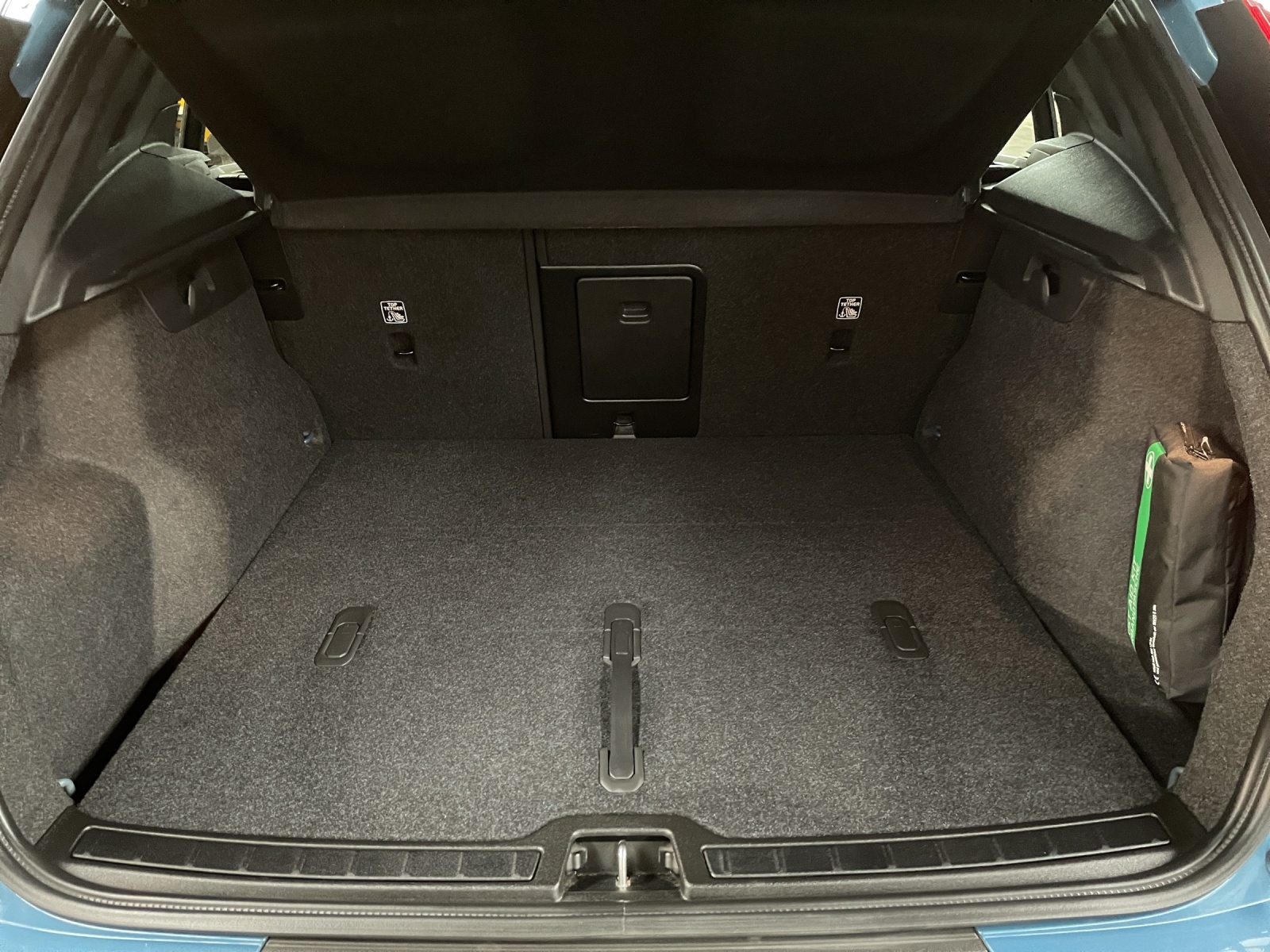 VOLVO XC40 E80 Twin Plus AWD-image-10