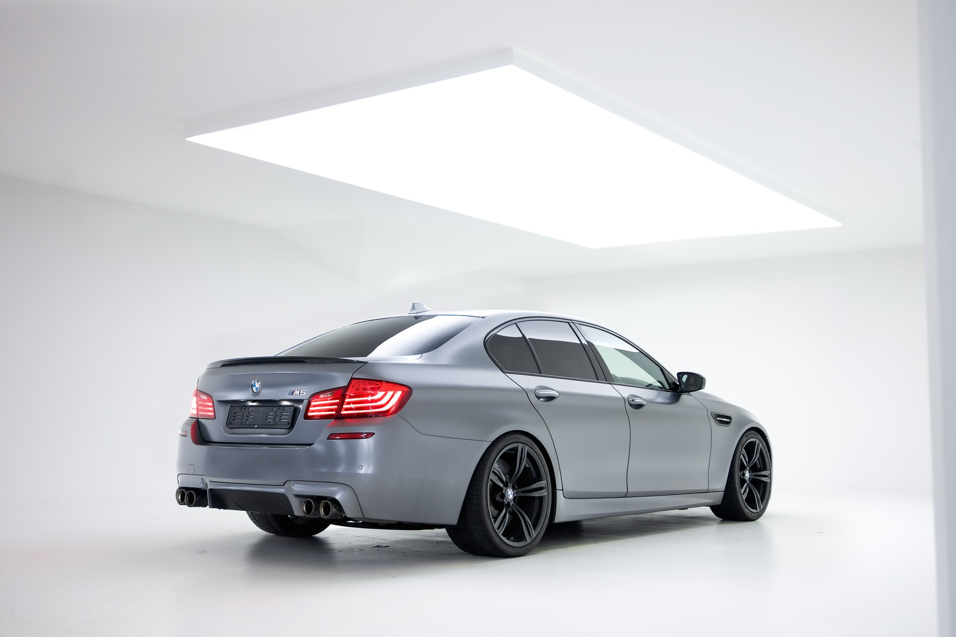 BMW M5 Drivelogic-showroom-element-1