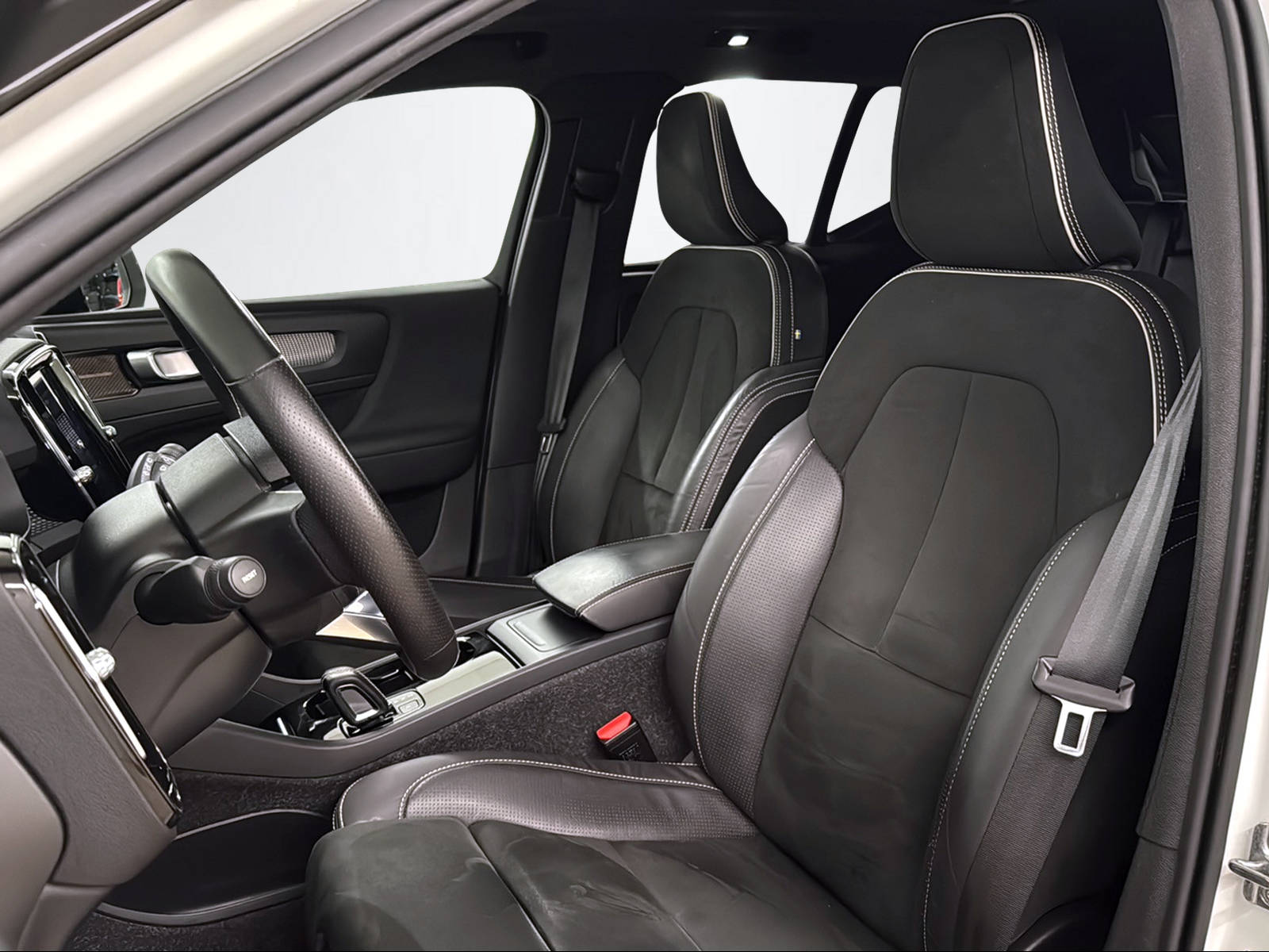 VOLVO XC40 P8 Twin R-Design AWD-image-14