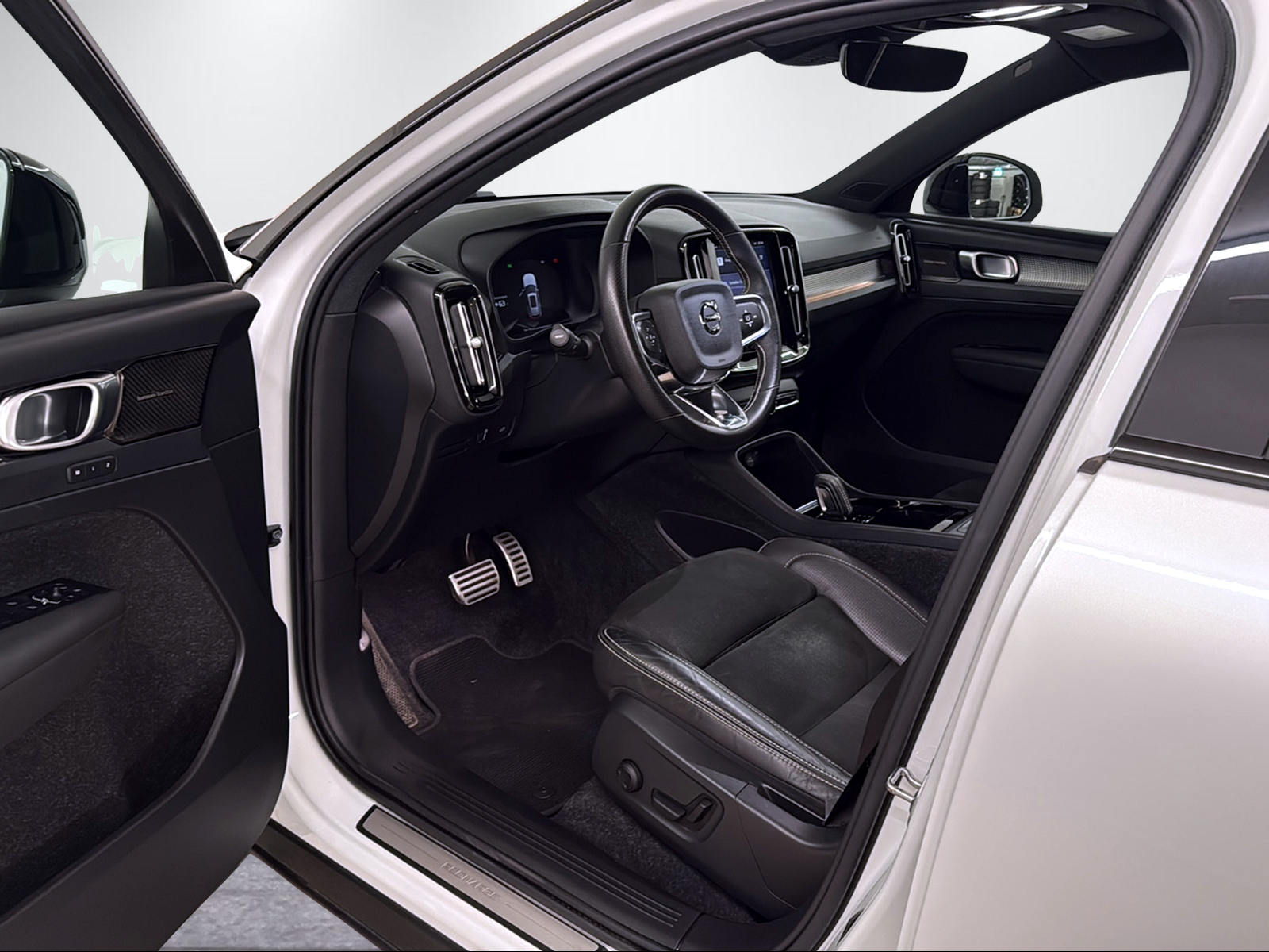 VOLVO XC40 P8 Twin R-Design AWD-image-13