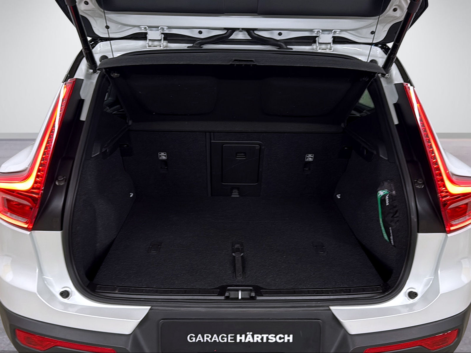 VOLVO XC40 P8 Twin R-Design AWD-image-5