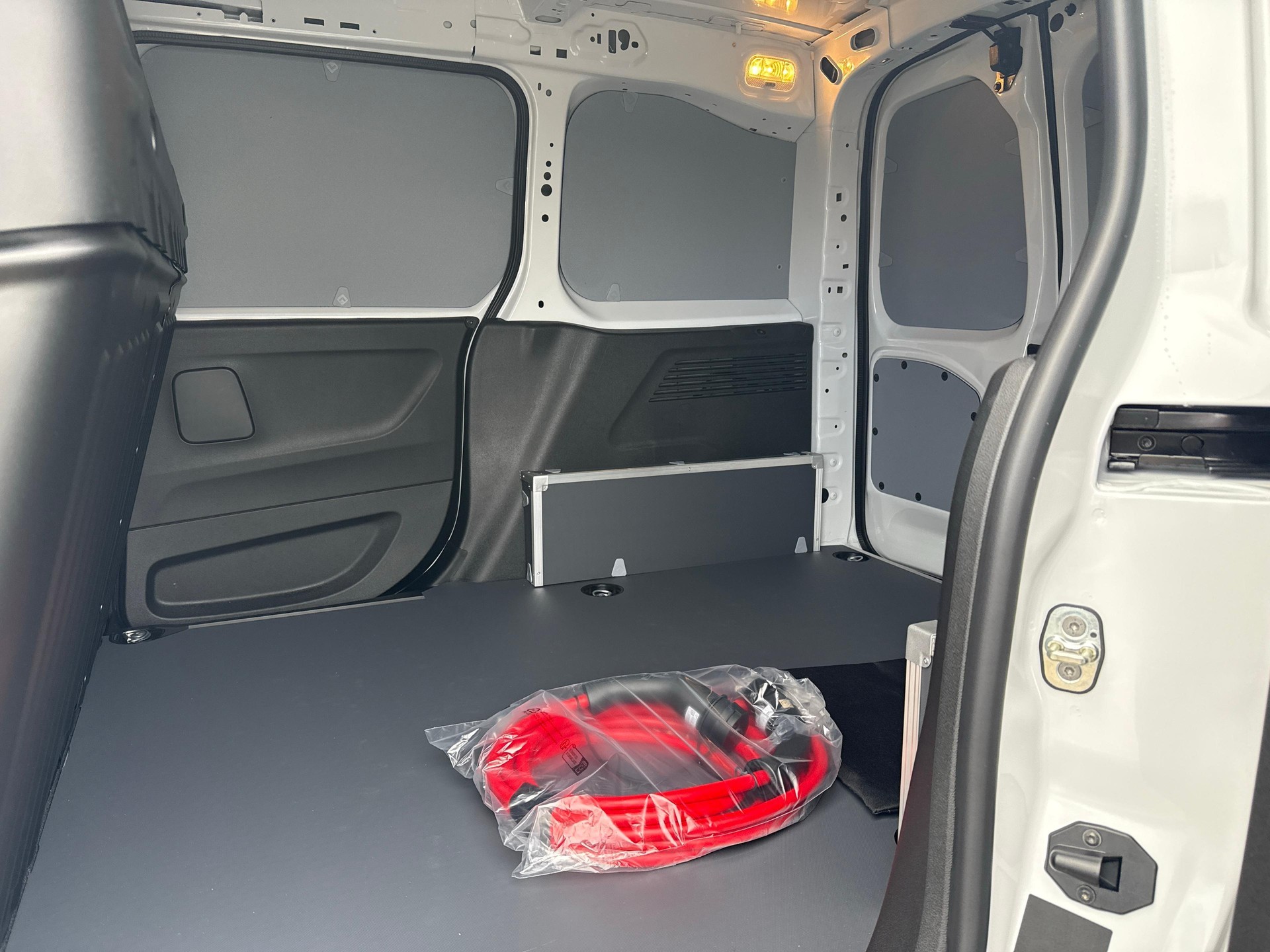 PEUGEOT e-Partner Kaw. 800 Standard 50 kWh-image-14