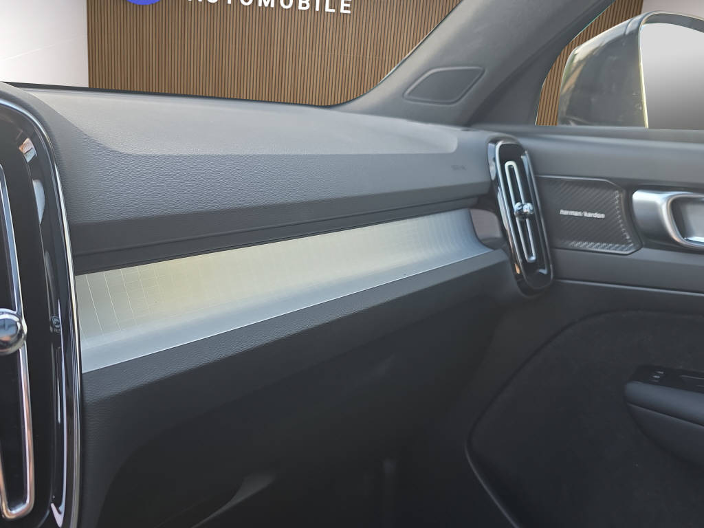 VOLVO XC40 2.0 B4 MH Plus Black Edition-image-18