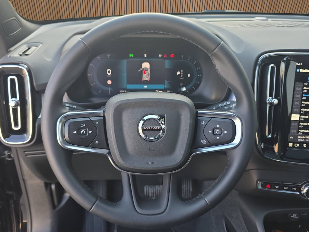 VOLVO XC40 2.0 B4 MH Plus Black Edition-image-15