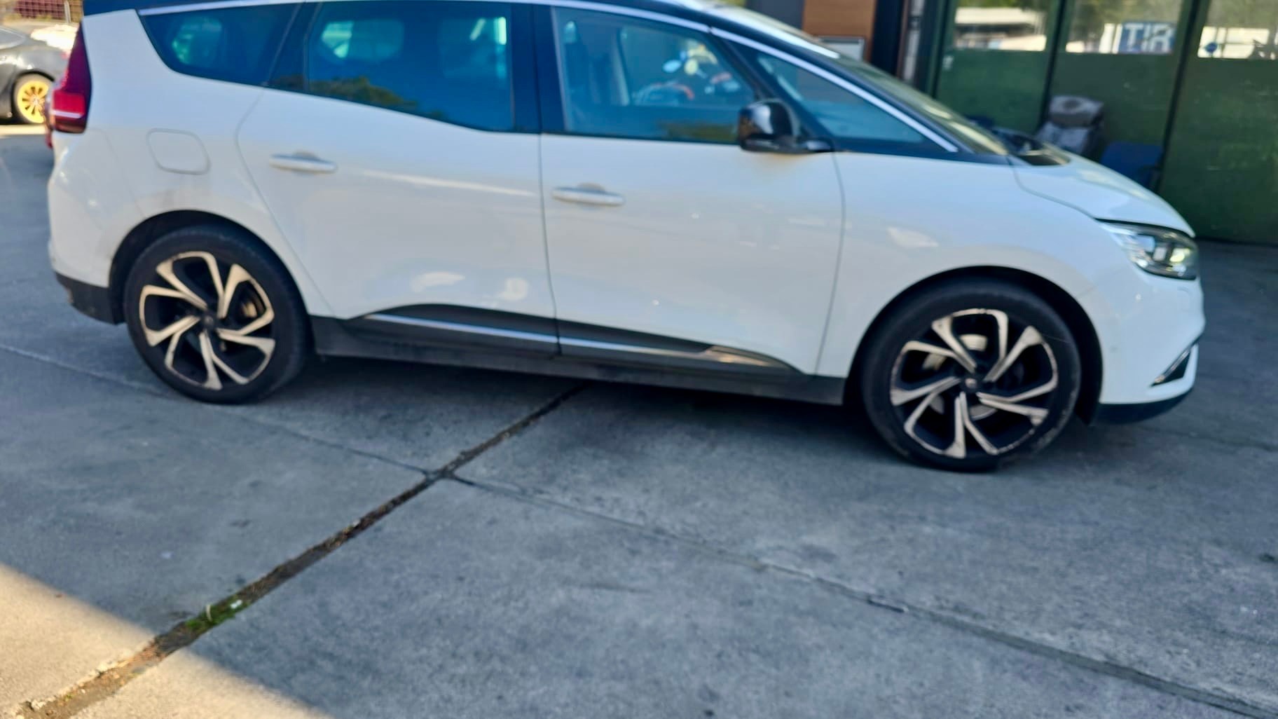 RENAULT Grand Scénic 1.6 dCi Bose EDC-image-2