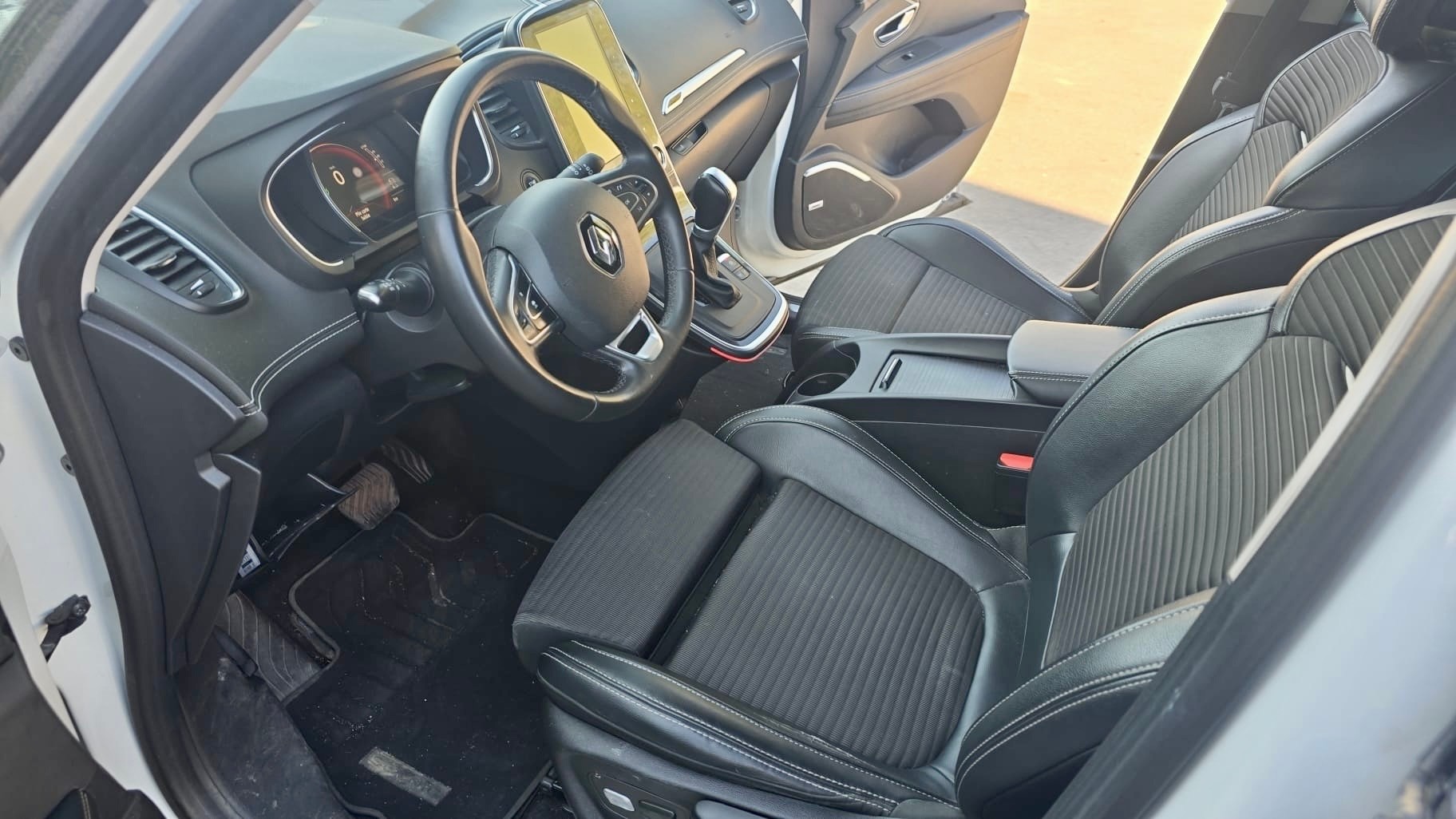 RENAULT Grand Scénic 1.6 dCi Bose EDC-image-9