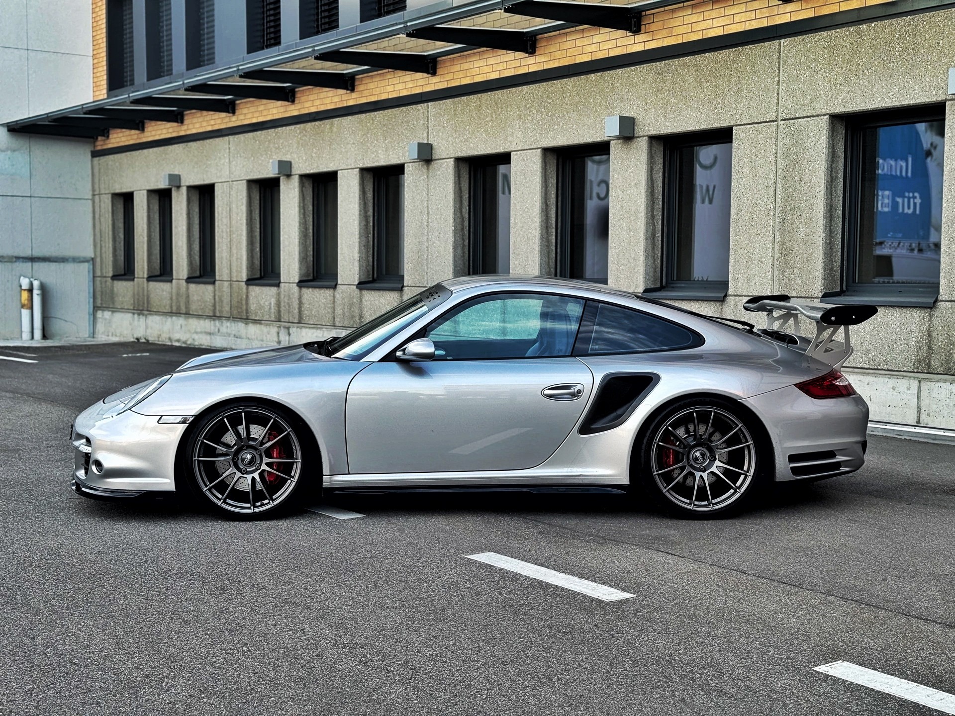 PORSCHE 911 Turbo-showroom-element-2