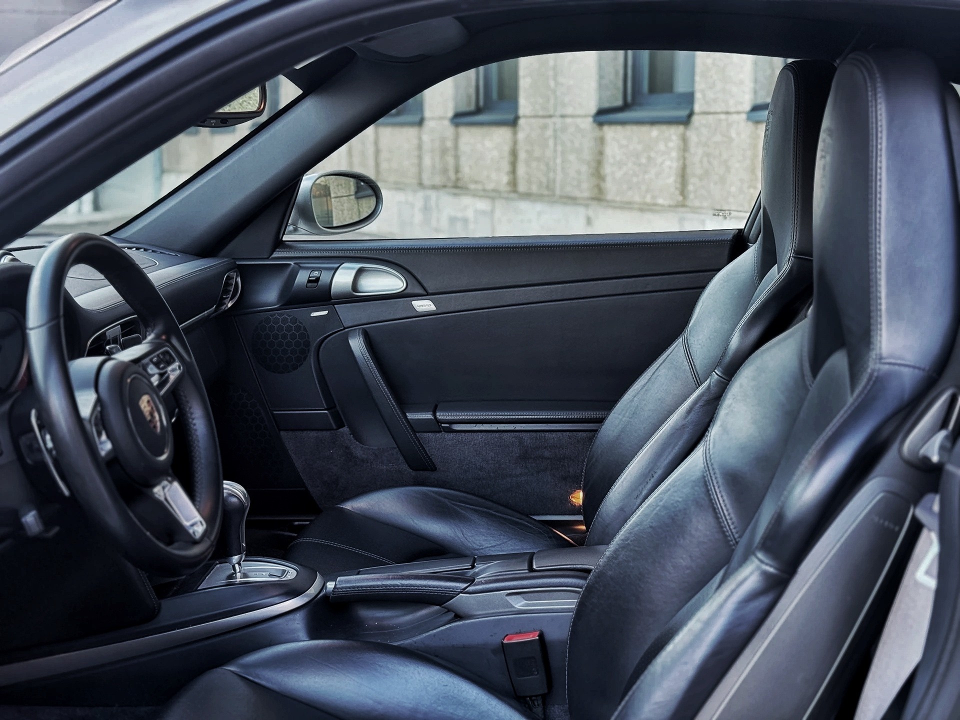 PORSCHE 911 Turbo-image-17