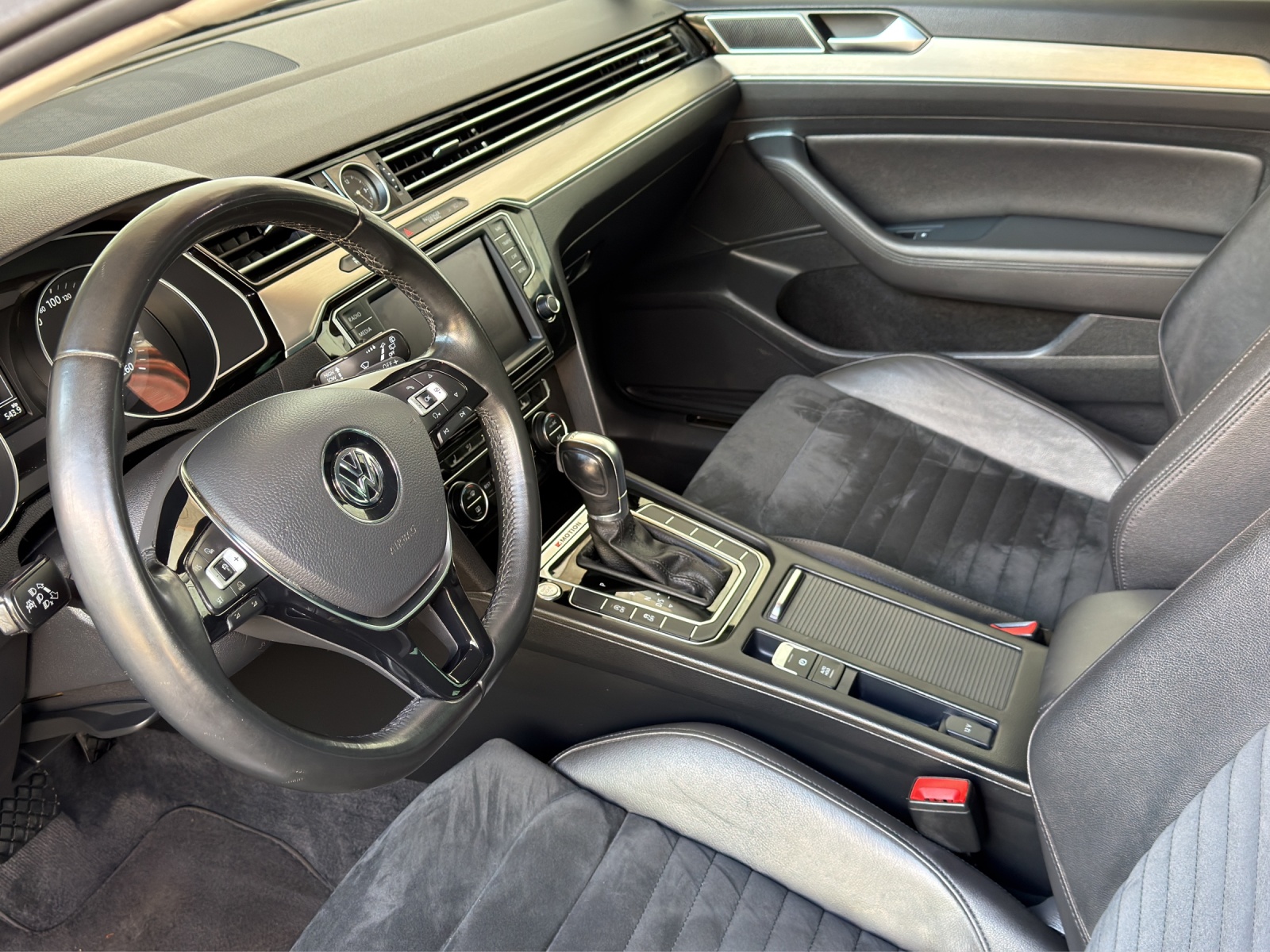 VW Passat Variant 2.0 TDI BMT Highline DSG 4Motion-image-10