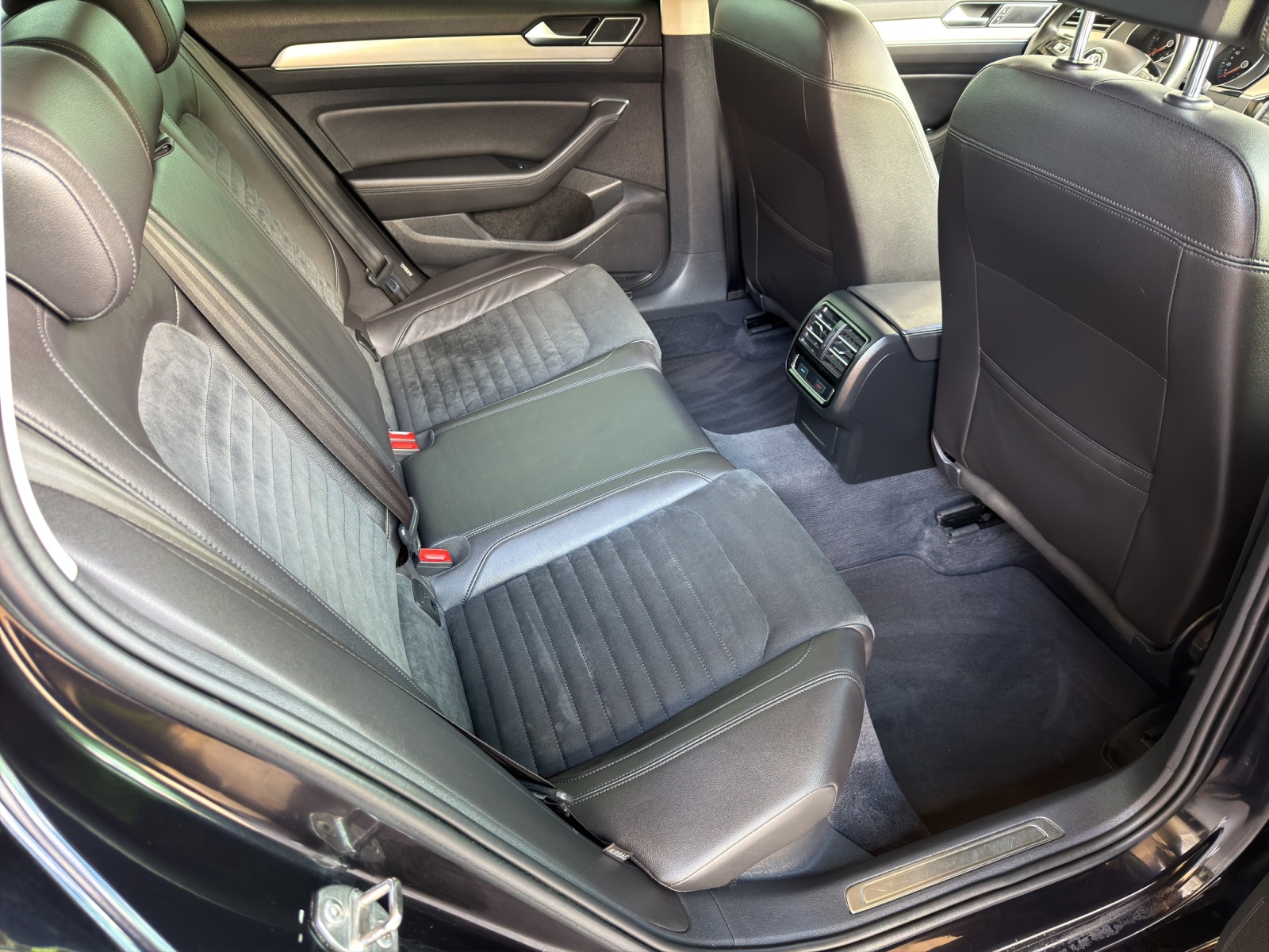 VW Passat Variant 2.0 TDI BMT Highline DSG 4Motion-image-12