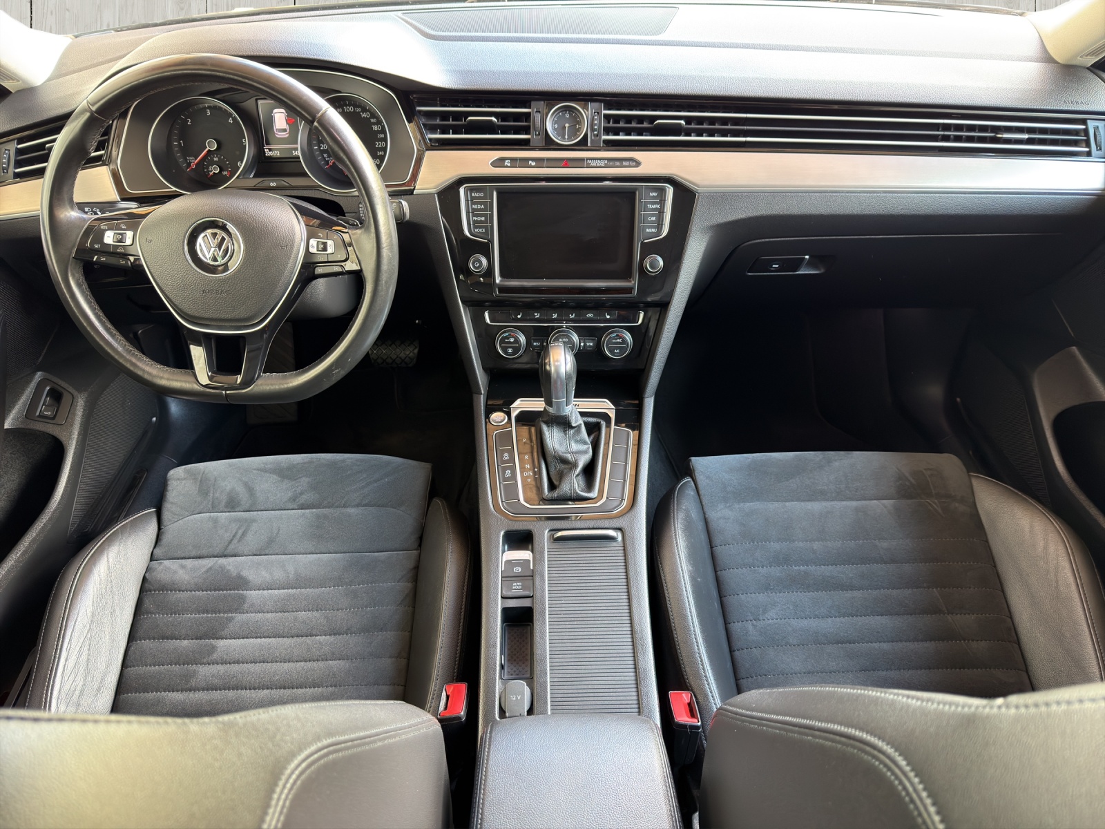 VW Passat Variant 2.0 TDI BMT Highline DSG 4Motion-image-8