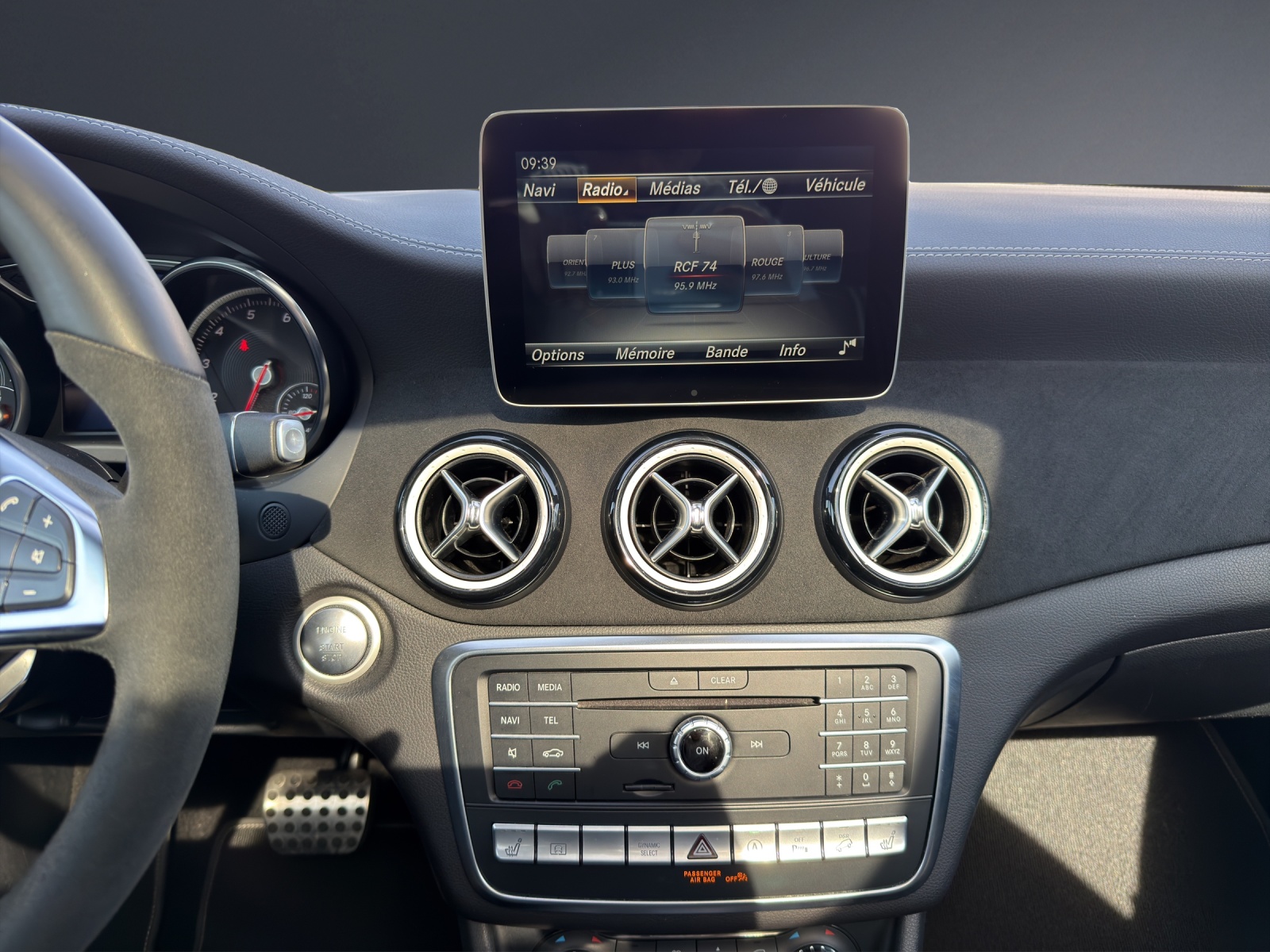 MERCEDES-BENZ GLA 250 AMG Line 4Matic 7G-DCT-image-8