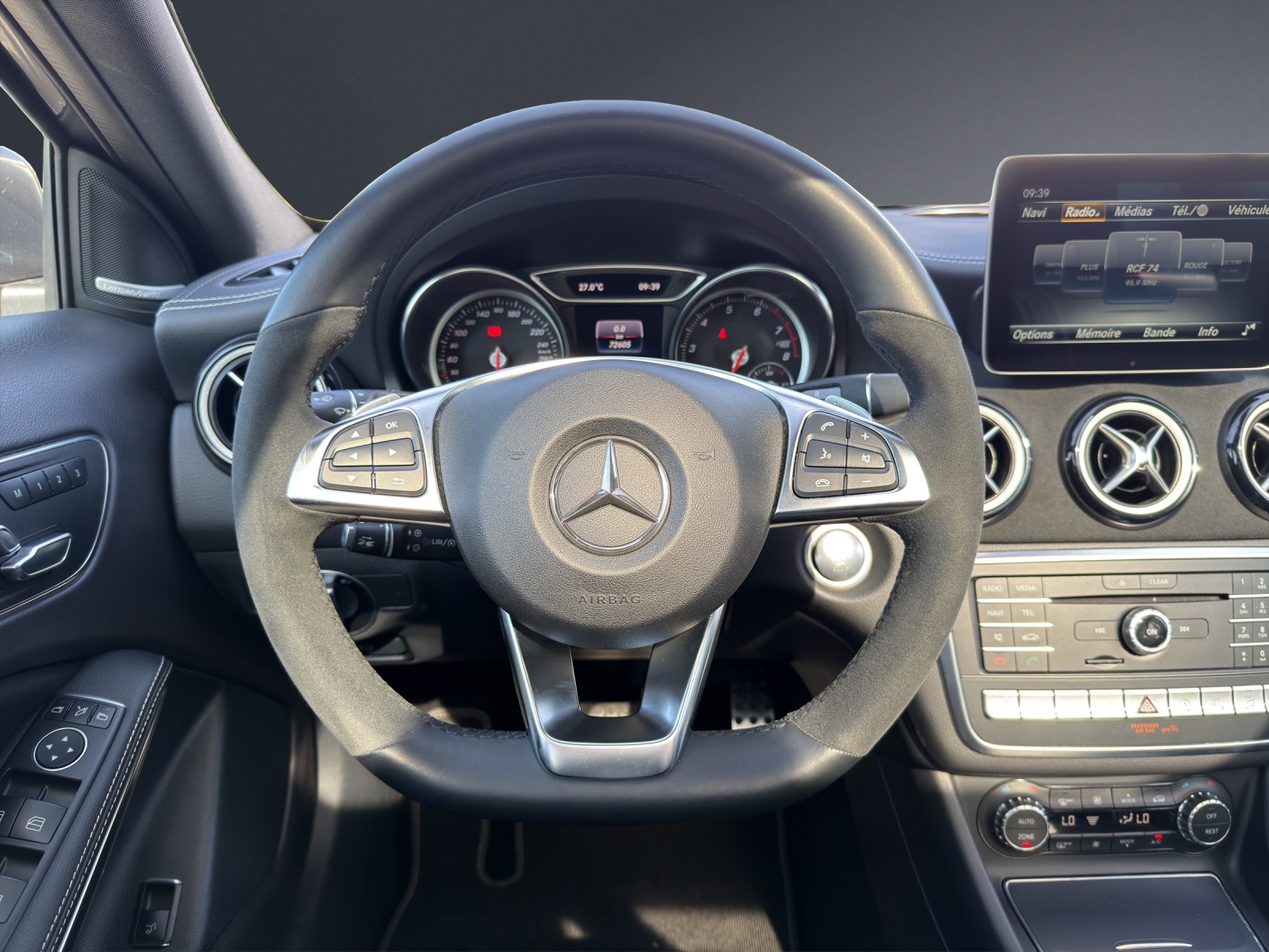 MERCEDES-BENZ GLA 250 AMG Line 4Matic 7G-DCT-image-14