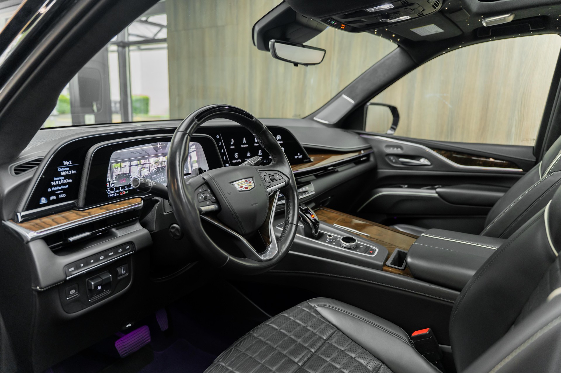 CADILLAC ESCALADE-showroom-element-2