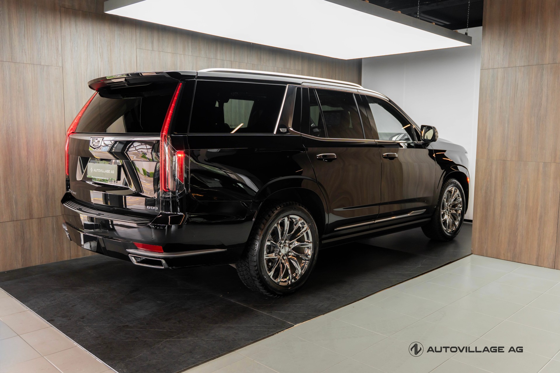 CADILLAC ESCALADE-showroom-element-1