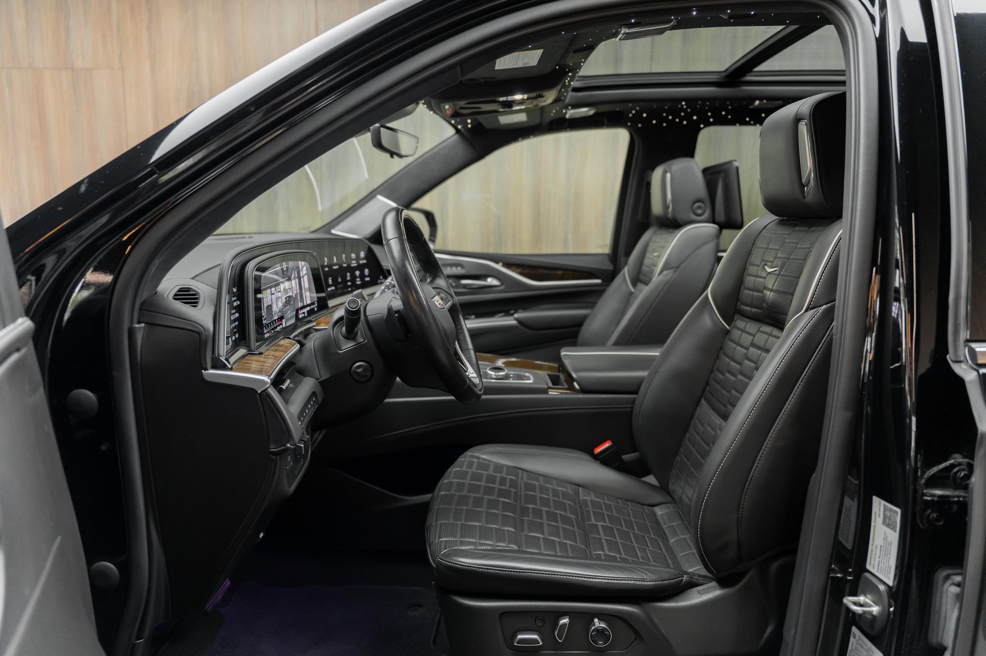 CADILLAC ESCALADE-showroom-element-3