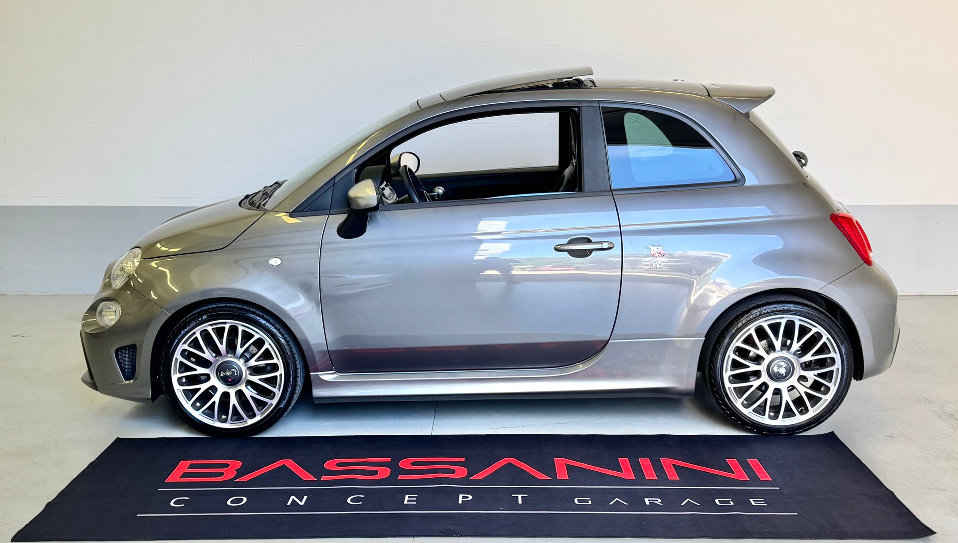 FIAT 595 1.4 16V Turbo Abarth Turismo ## Xenon, tetto apribile, sedili riscaldati, Navi, garanzia