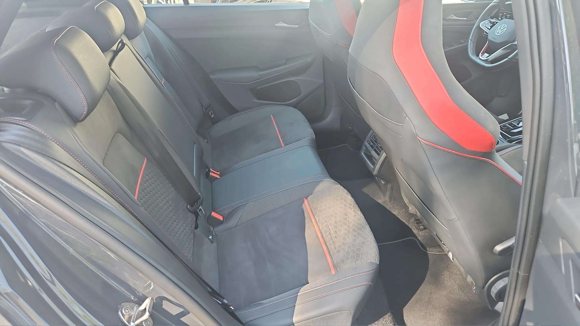 VW Golf 2.0 TSI GTI Clubsport DSG mit Rückfahrkamera & kompl. Winterräder-image-12