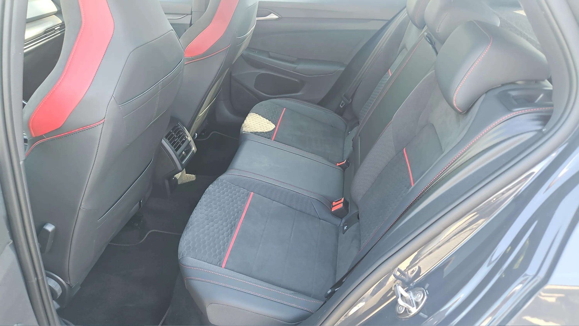 VW Golf 2.0 TSI GTI Clubsport DSG mit Rückfahrkamera & kompl. Winterräder-image-13