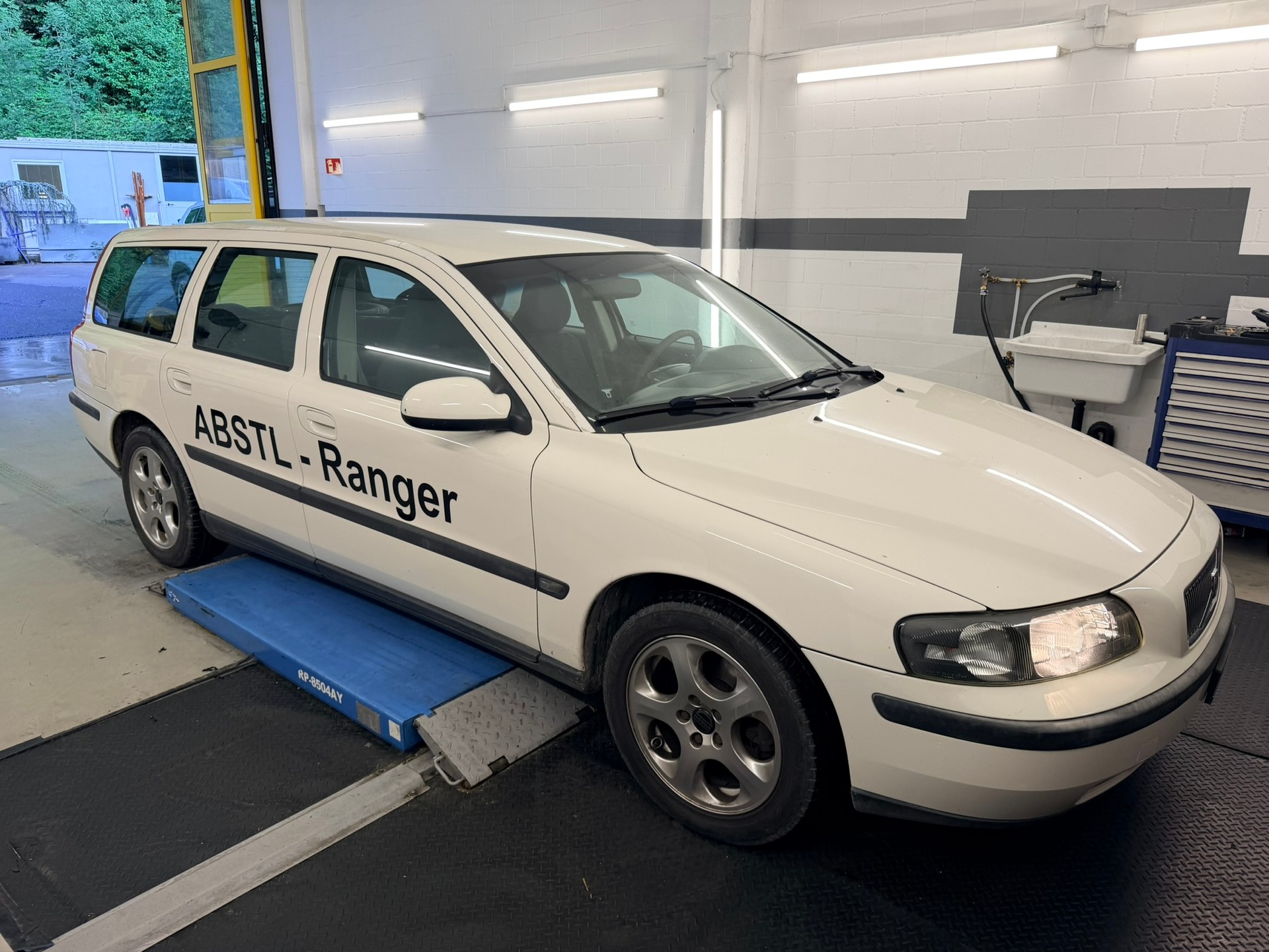 VOLVO V70 2.4-image-1
