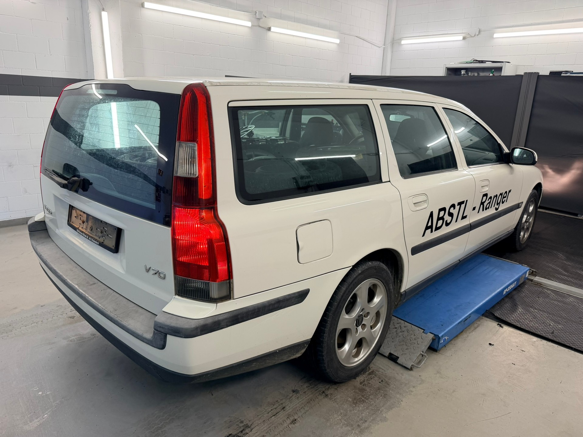 VOLVO V70 2.4-image-2