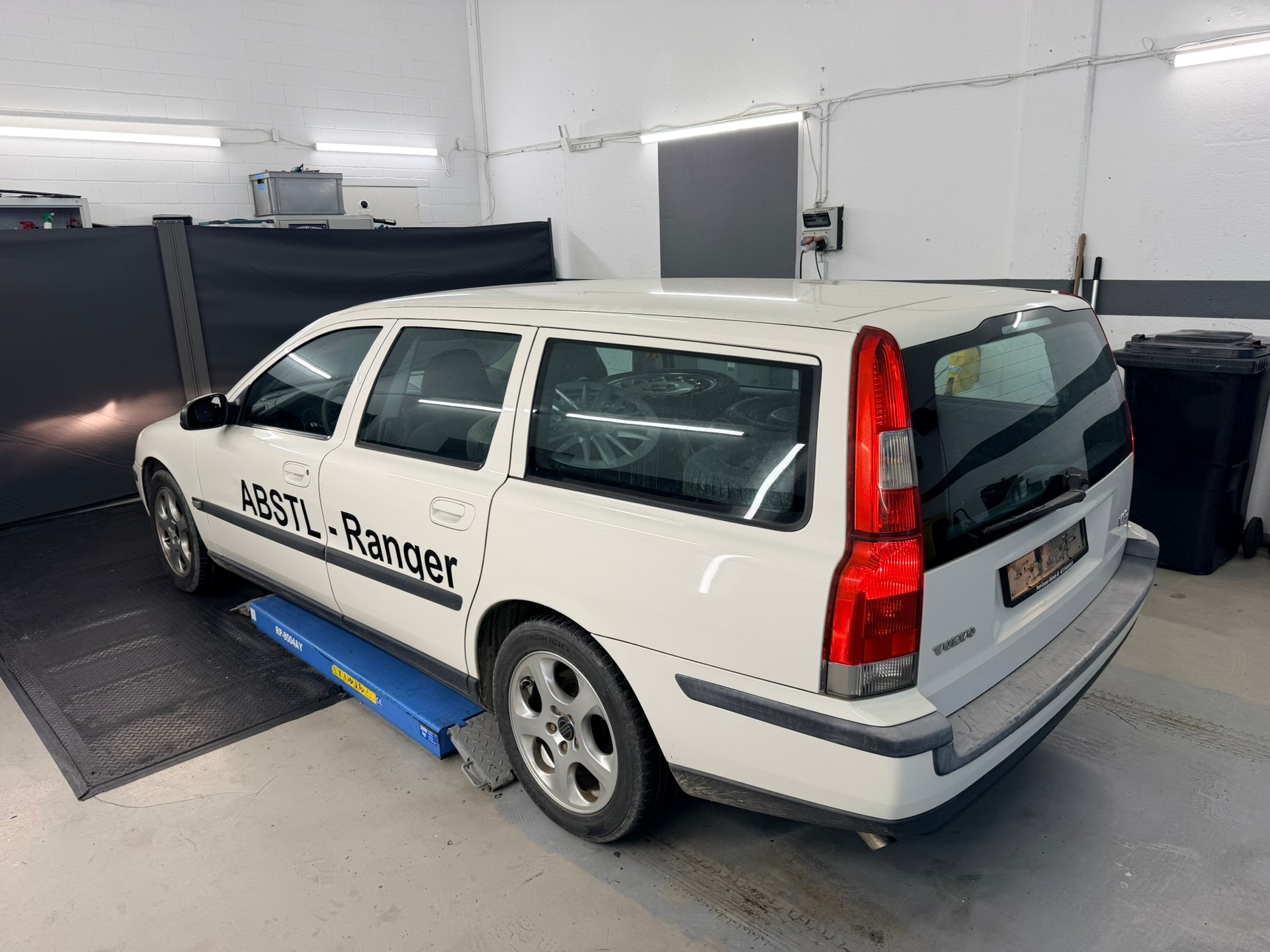 VOLVO V70 2.4-image-4