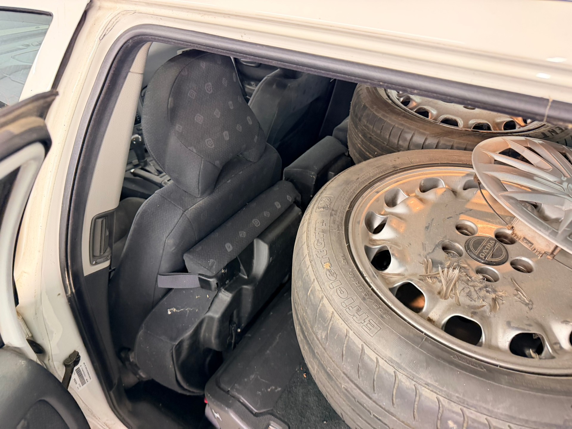 VOLVO V70 2.4-image-6
