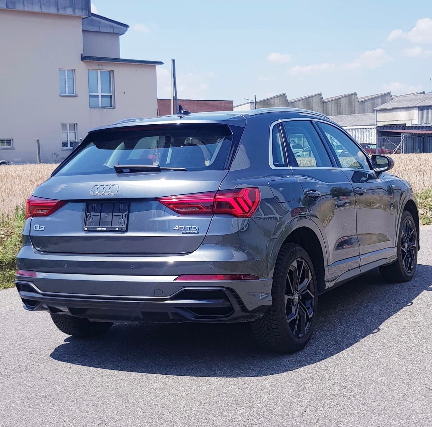 AUDI Q3 40 TDI S line quattro S-tronic-image-2