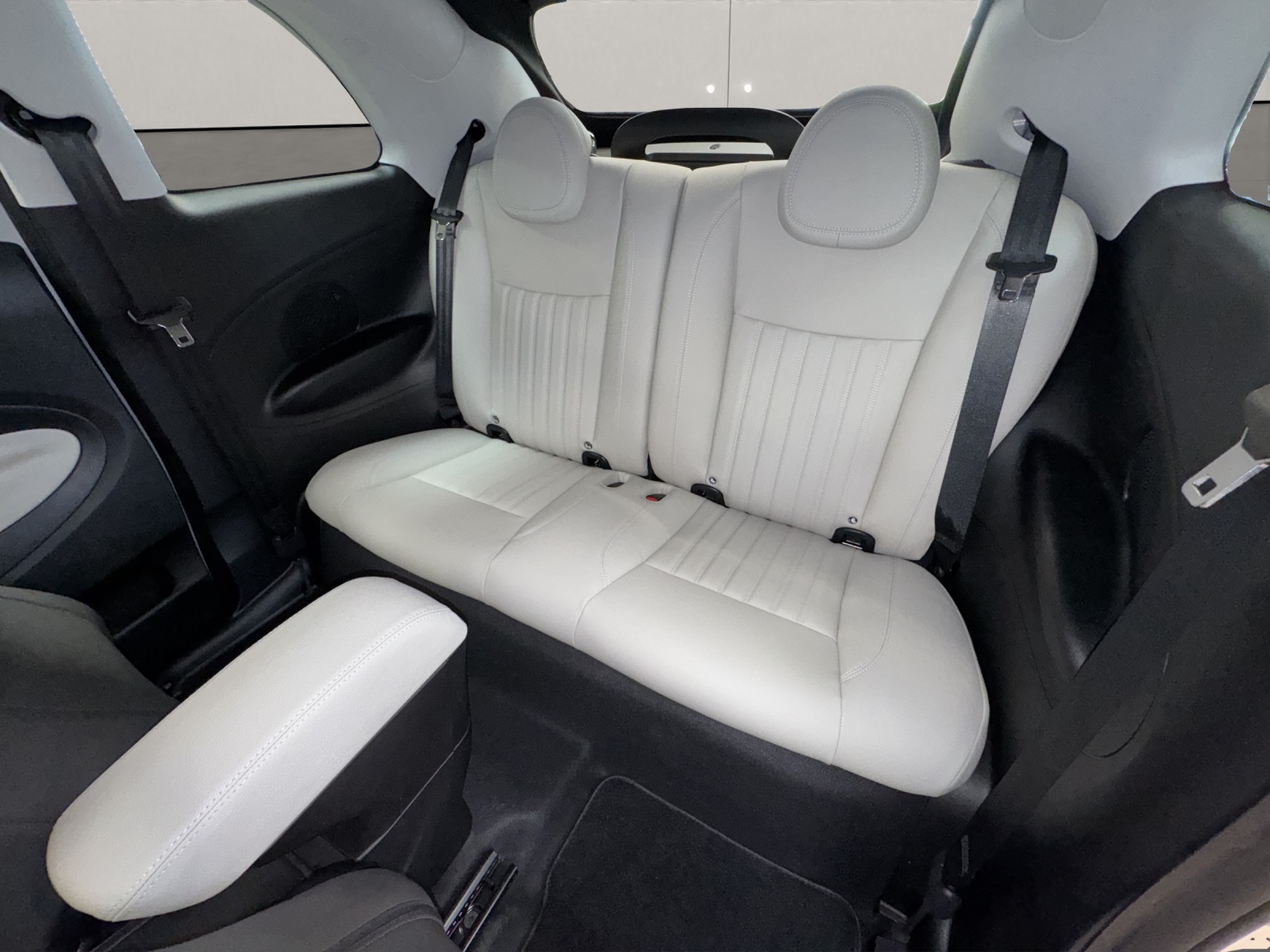 FIAT 500 Cabrio 1.0 Hybrid La Prima-image-11