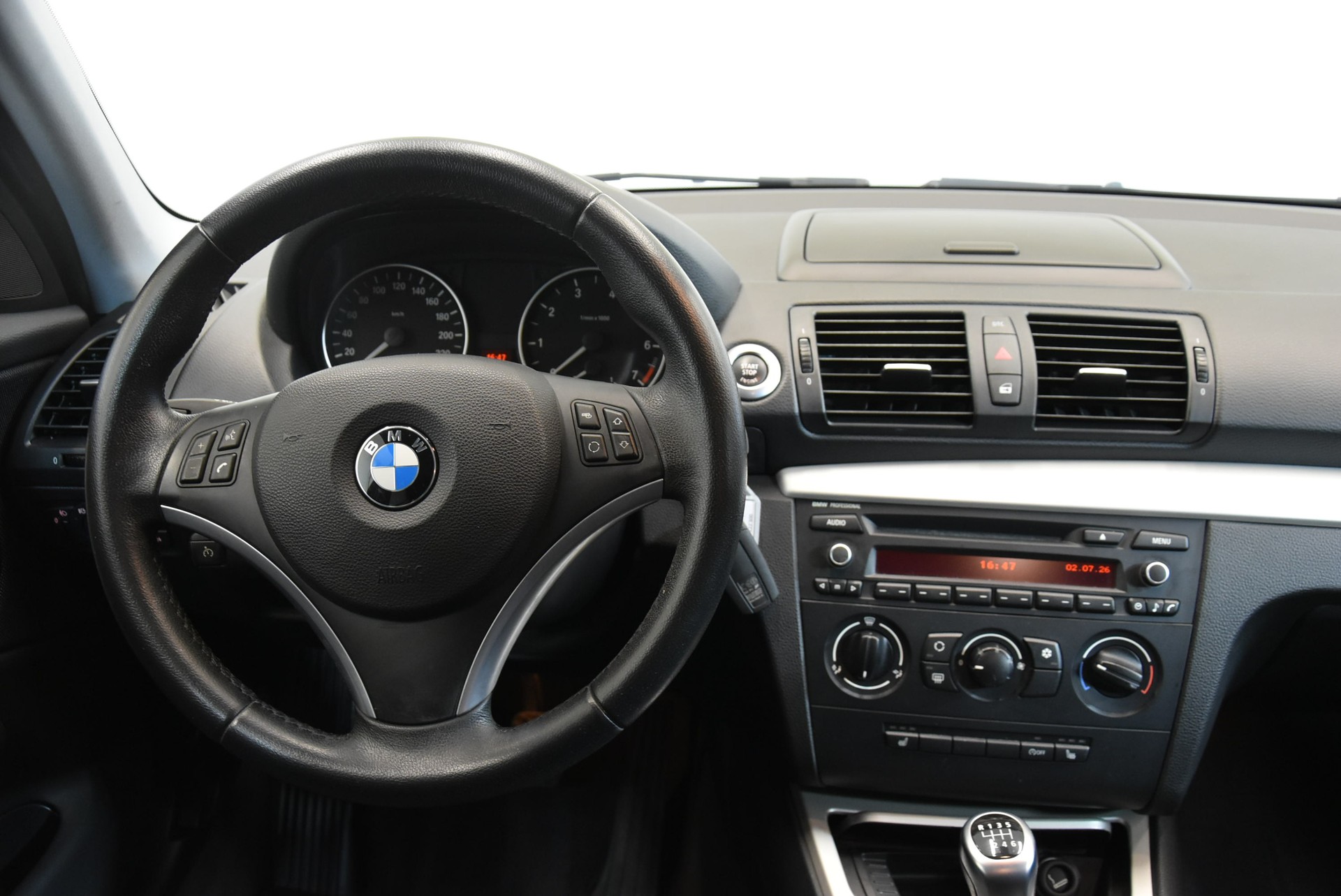 BMW 118i-image-7