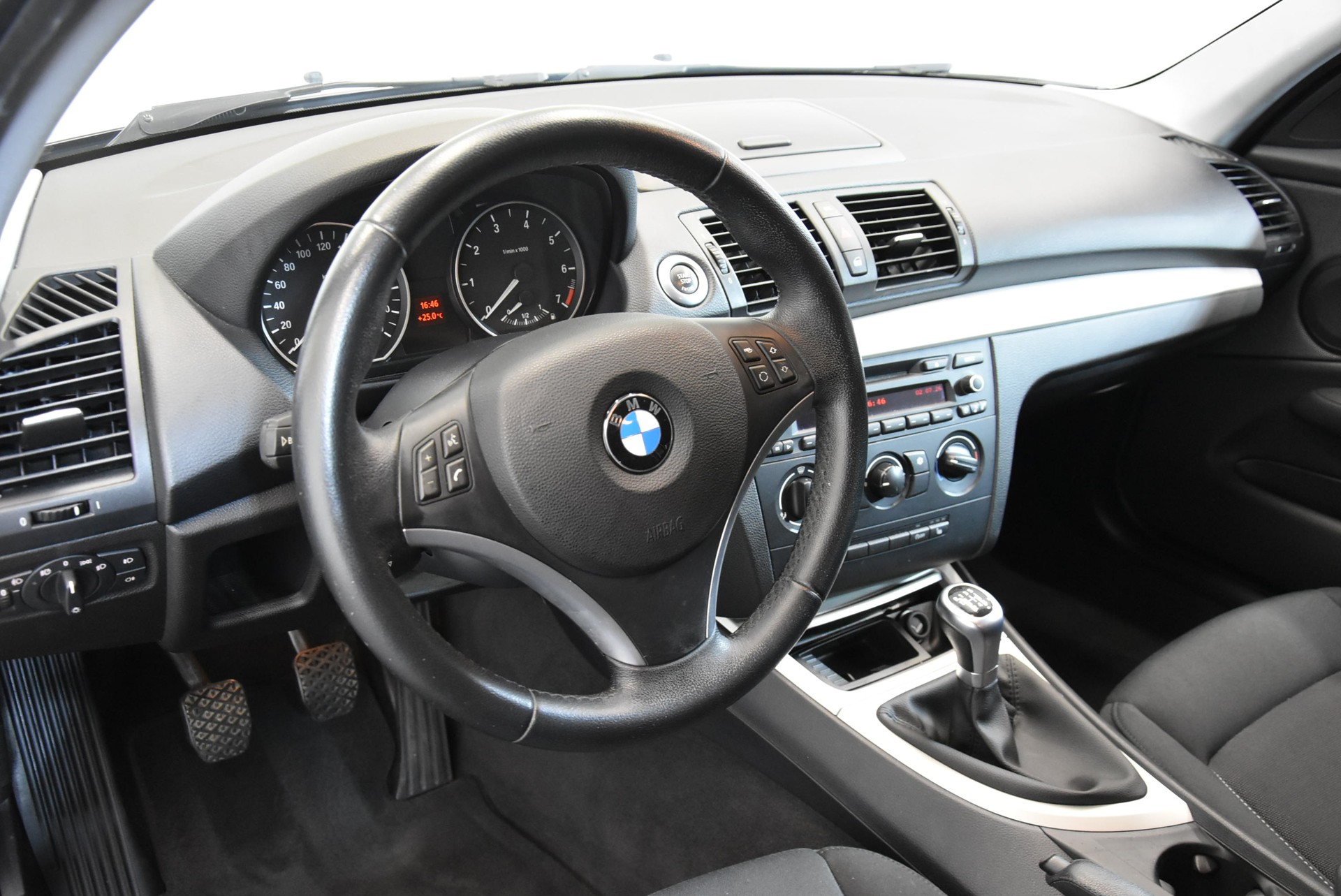 BMW 118i-image-2