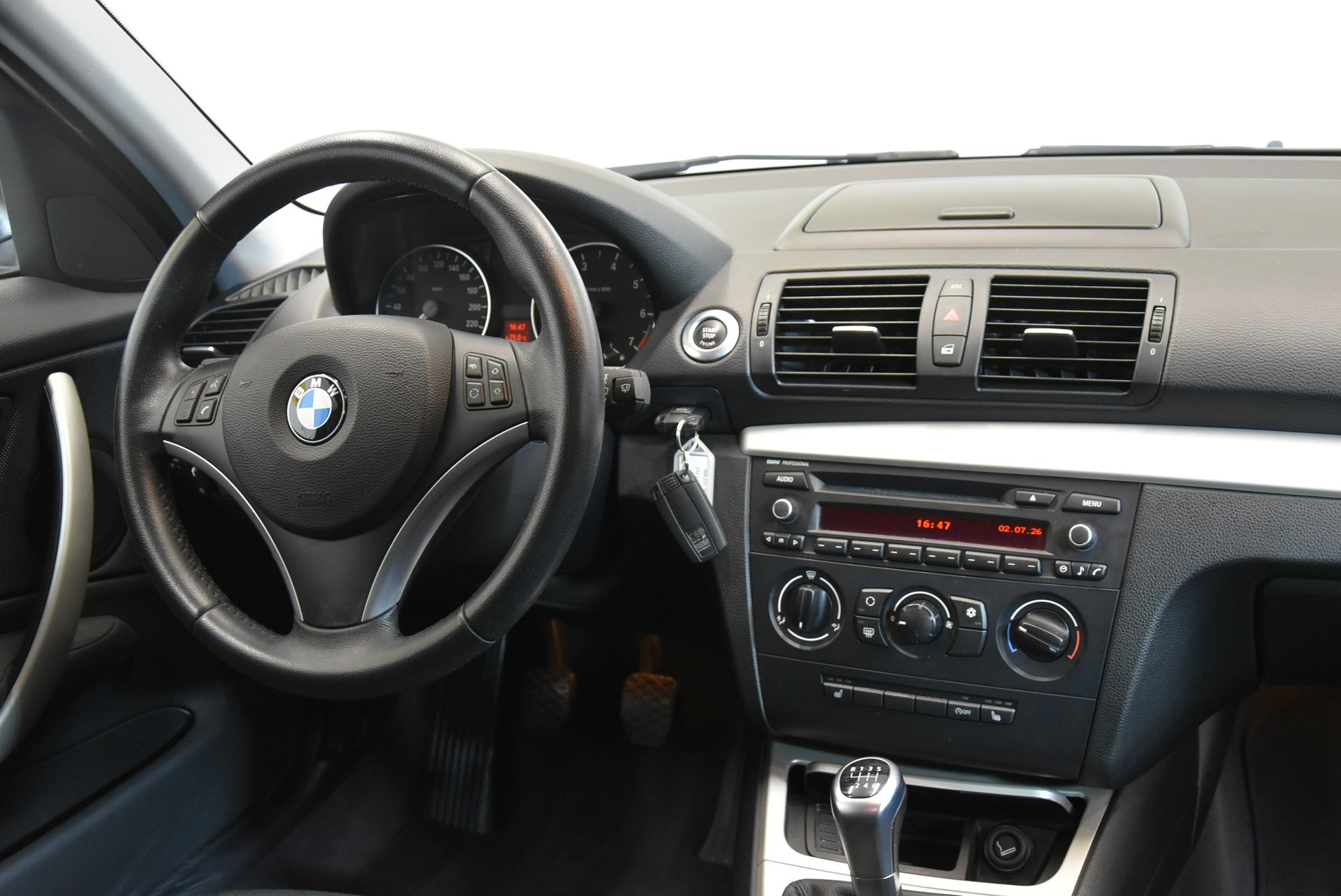 BMW 118i-image-6