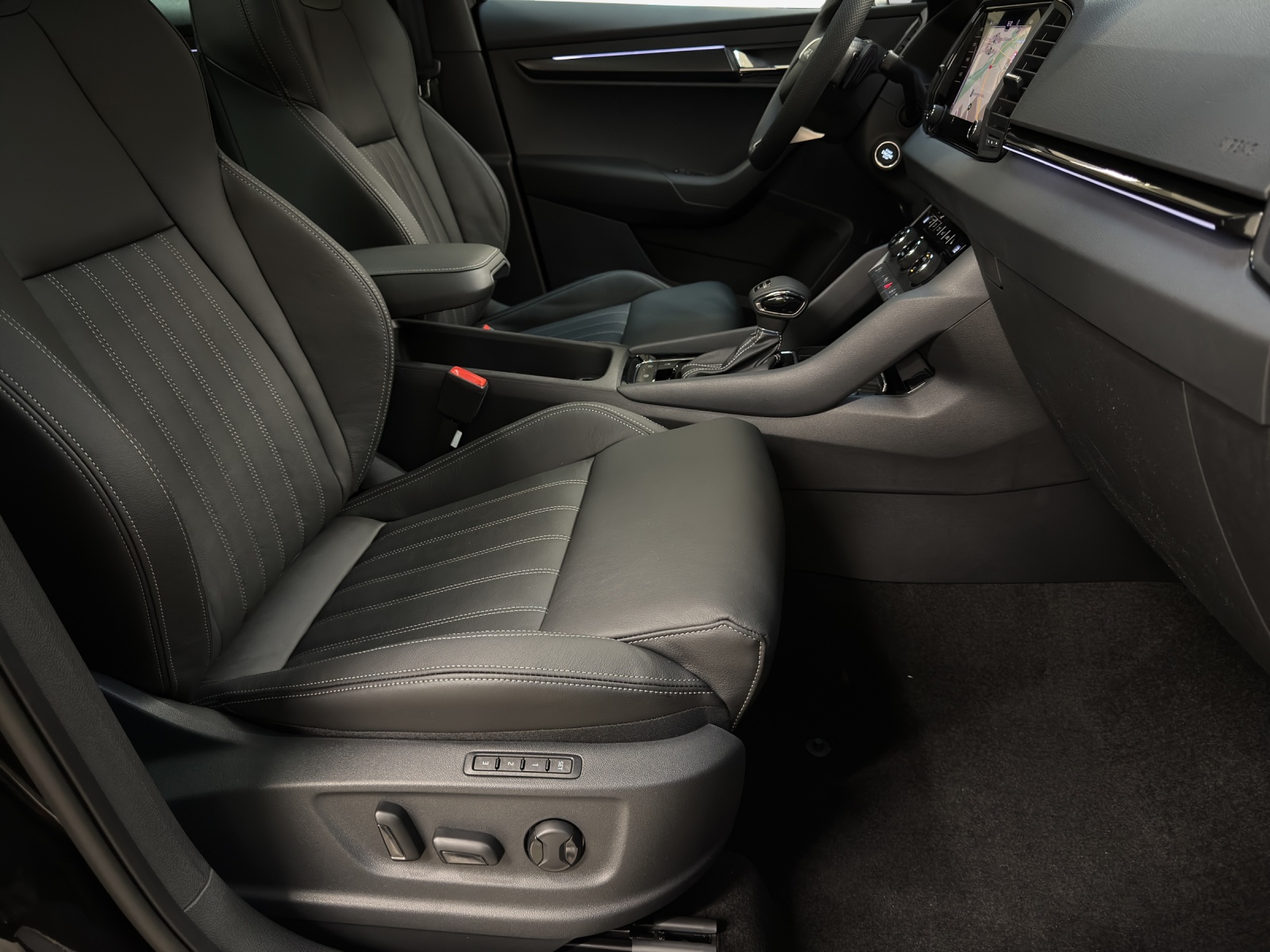 SKODA Karoq 2.0 TSI SportLine 4x4 DSG-image-13