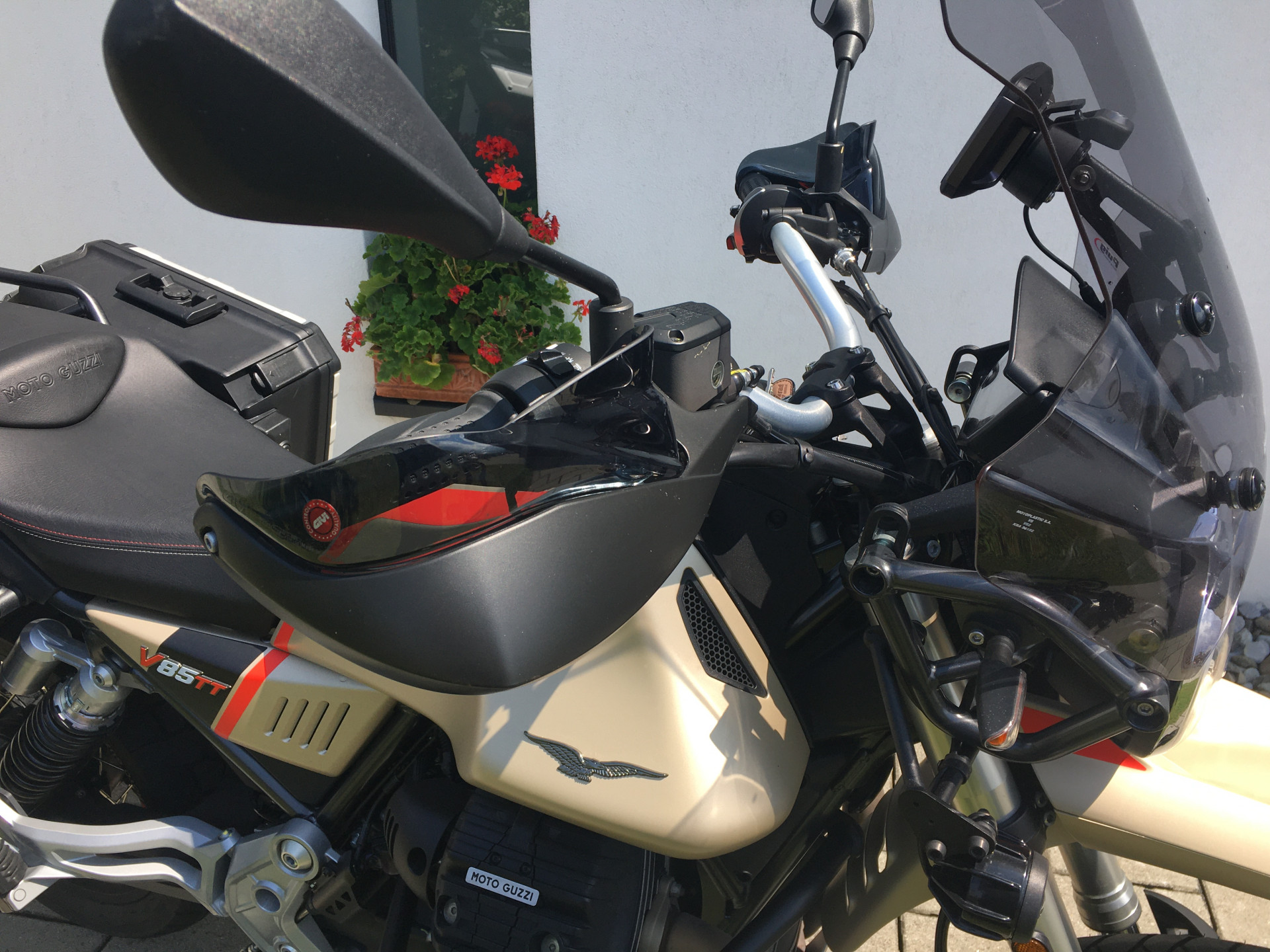 MOTO GUZZI V85 TT Travel-image-4