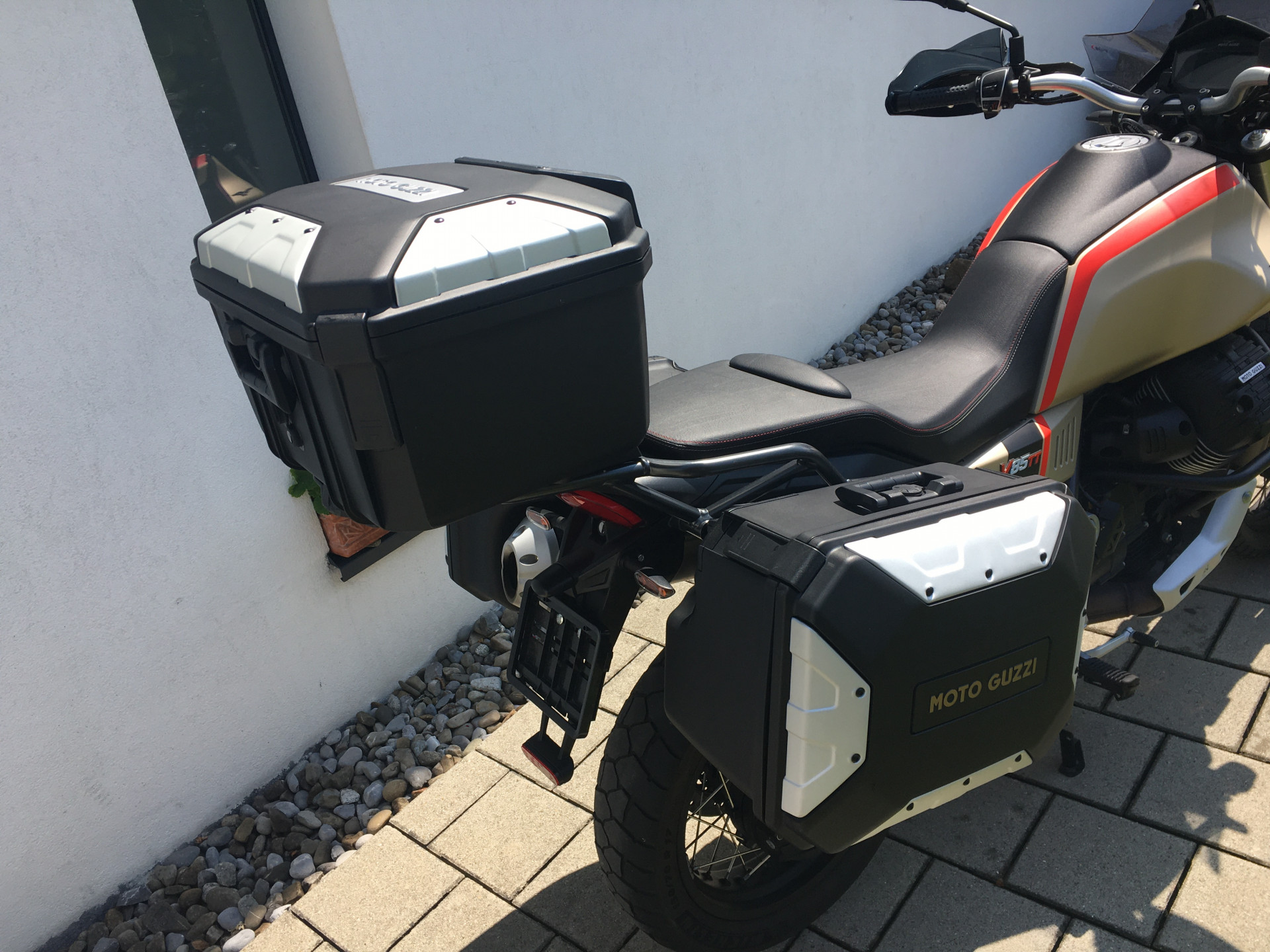 MOTO GUZZI V85 TT Travel-showroom-element-1