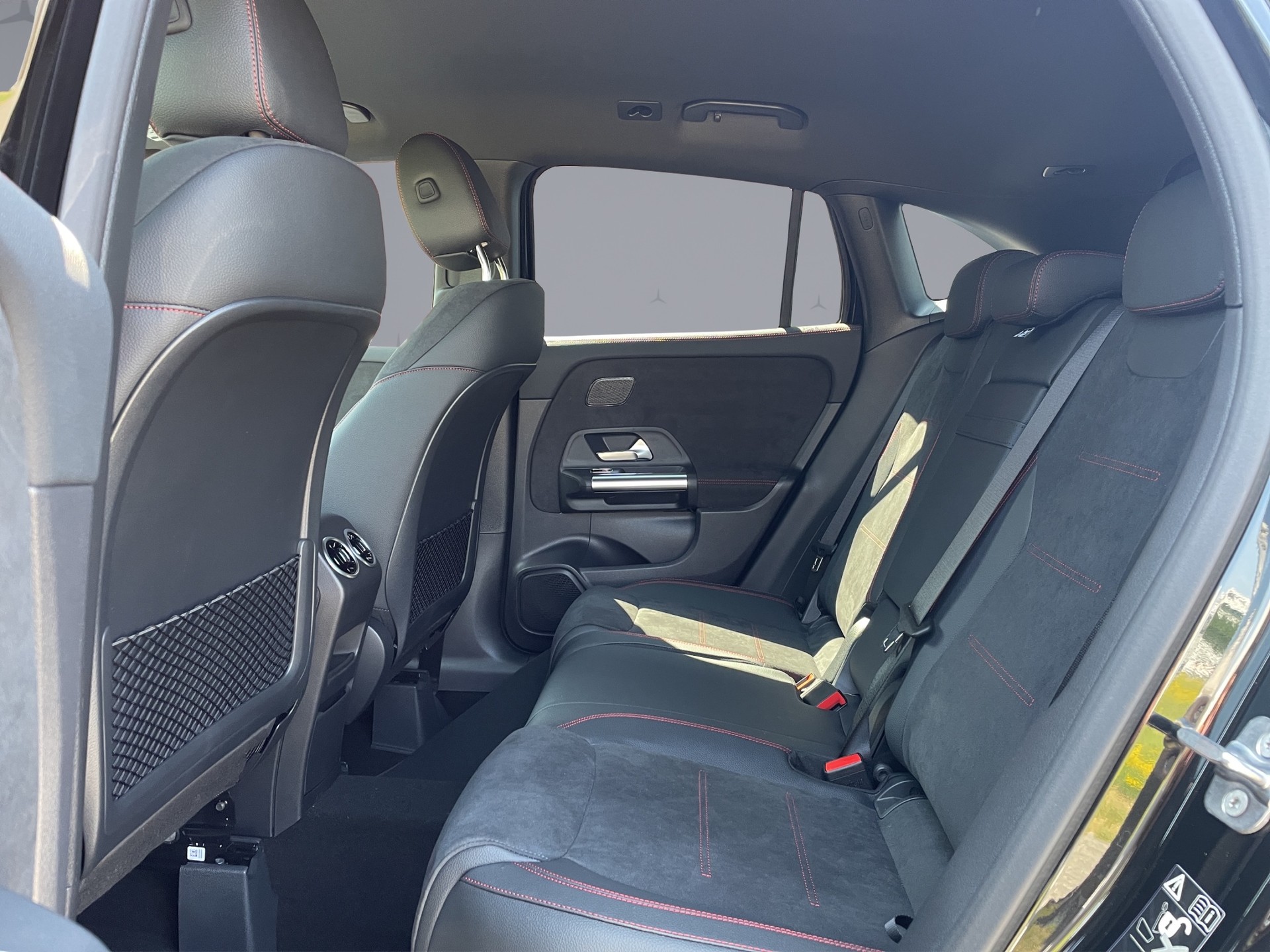 MERCEDES-BENZ GLA 250 Swiss Star AMG Line 4matic-image-11