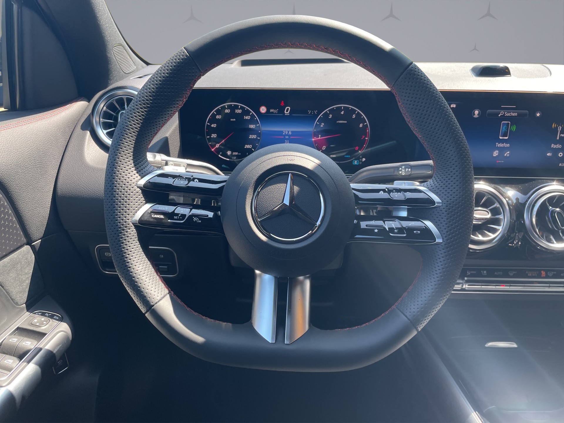 MERCEDES-BENZ GLA 250 Swiss Star AMG Line 4matic-image-10