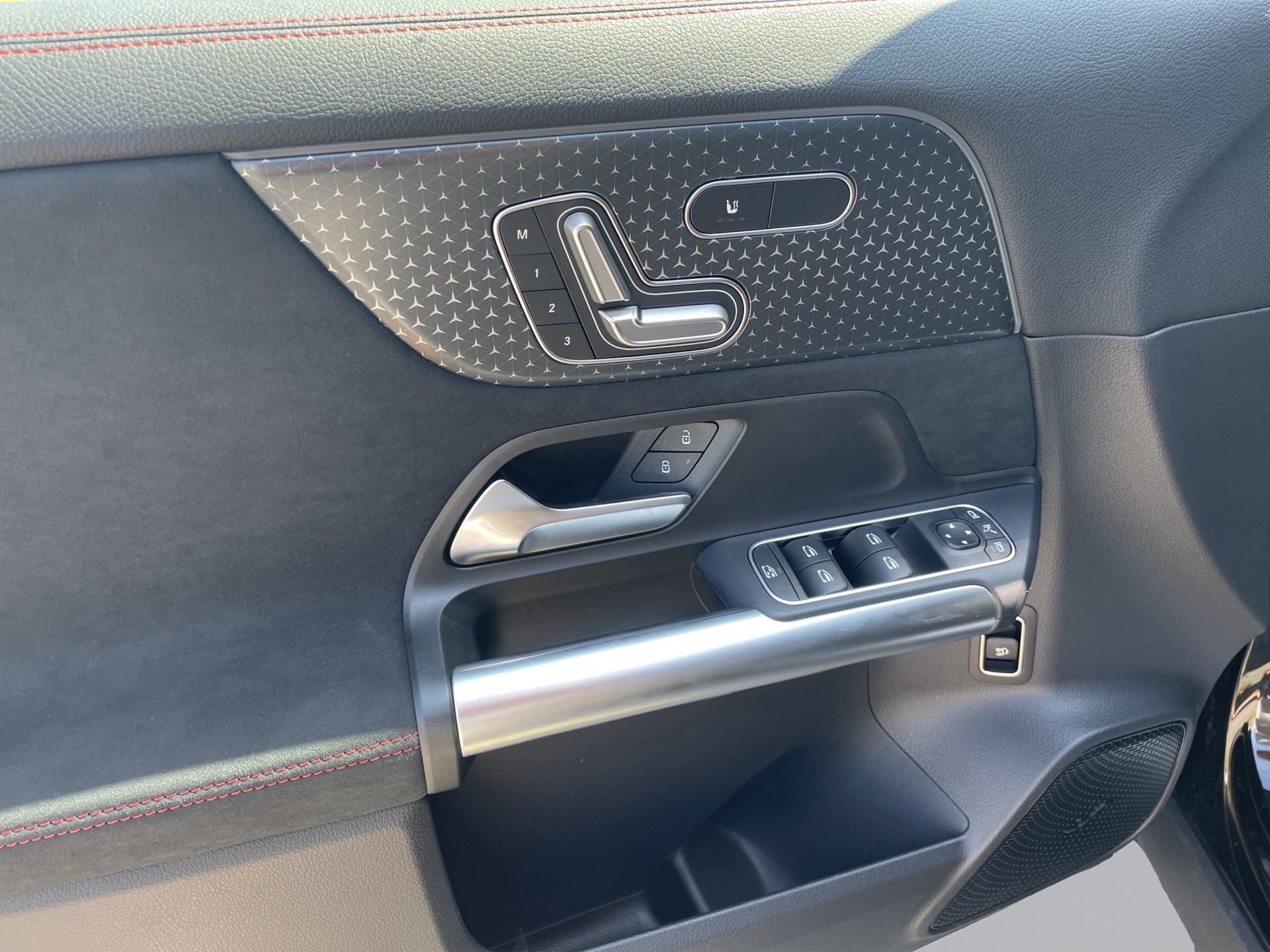 MERCEDES-BENZ GLA 250 Swiss Star AMG Line 4matic-image-9