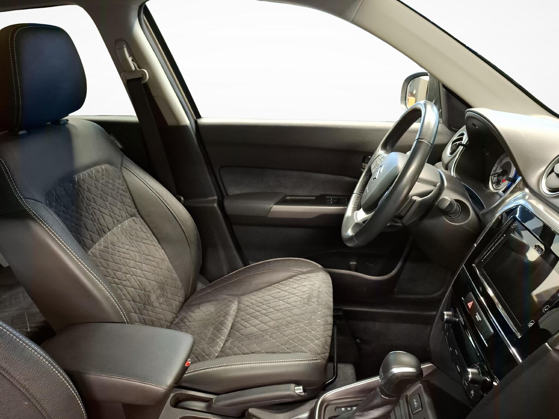 SUZUKI Vitara 1.5 Compact Top Hybrid 4x4-image-9